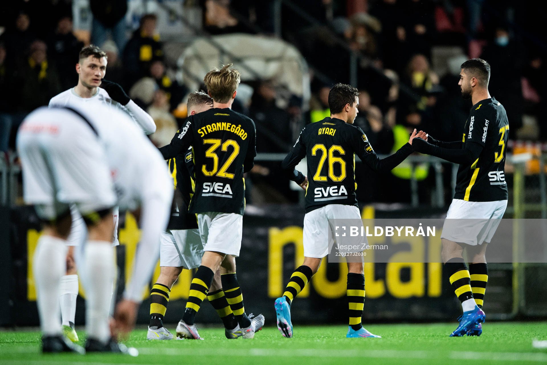 s Yasin Ayari jublar med lagkamrater