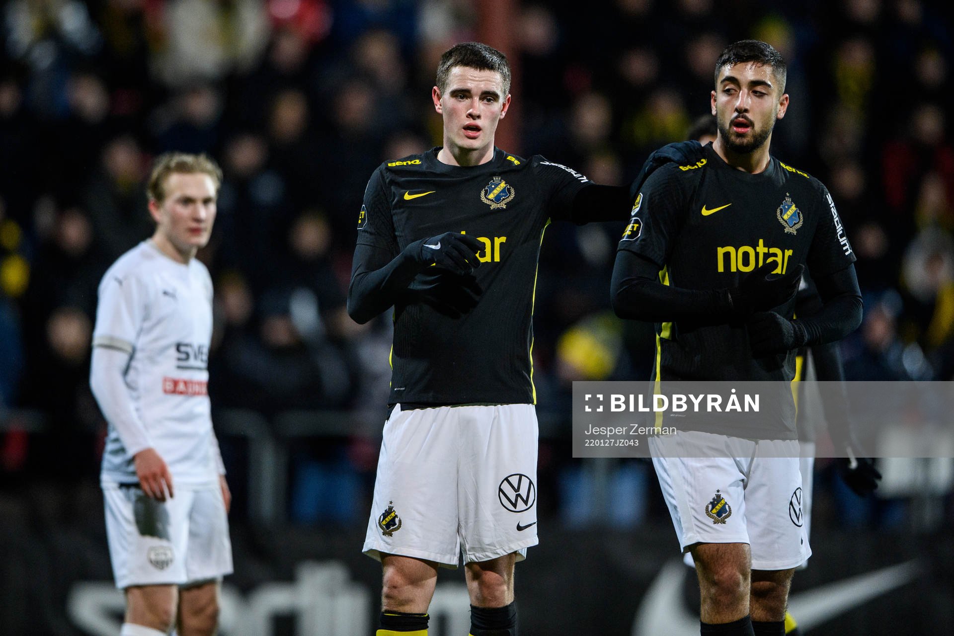 AIK:s David Bengtsson och Ahmad Faqa under träningsmatchen i fotboll mellan AIK och Sollentuna den 27 januari 2022 i Stockholm. 