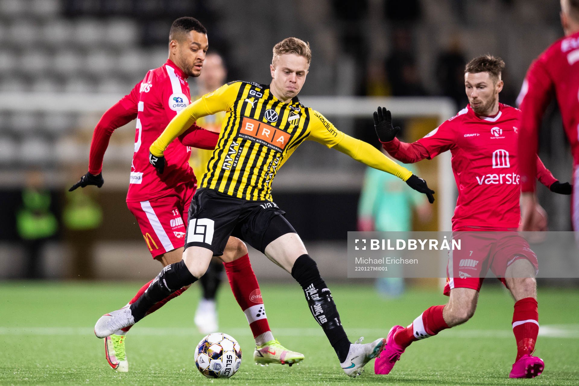 Häckens Tomas Totland mot Fredrikstads Riki Tomas Alba och Thomas Drage under träningsmatchen i fotboll mellan Häcken och Fredrikstad den 27 januari 2022 i Göteborg.