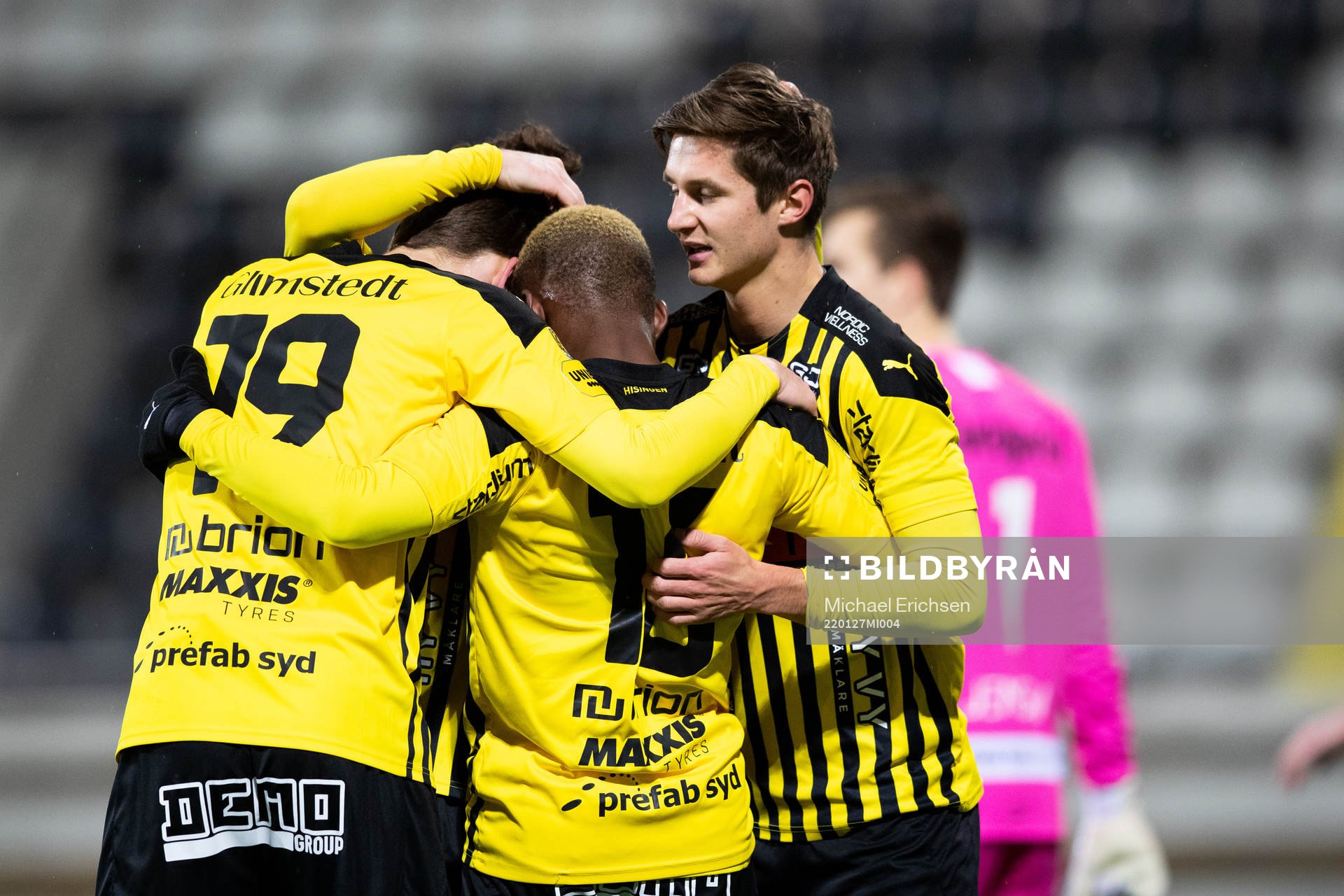 Häckens Leo Bengtsson jublar med lagkamrater