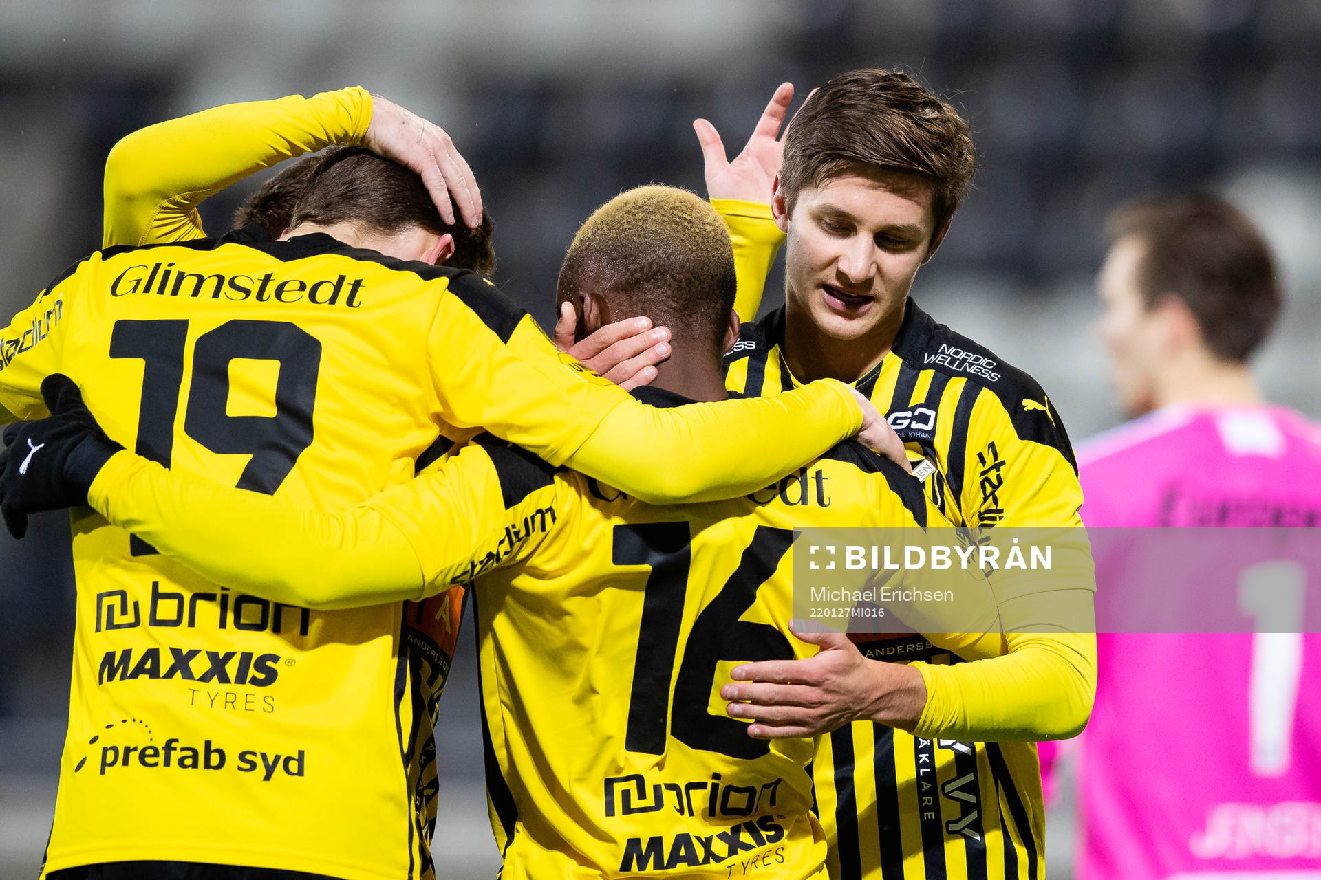 Häckens Leo Bengtsson jublar med lagkamrater