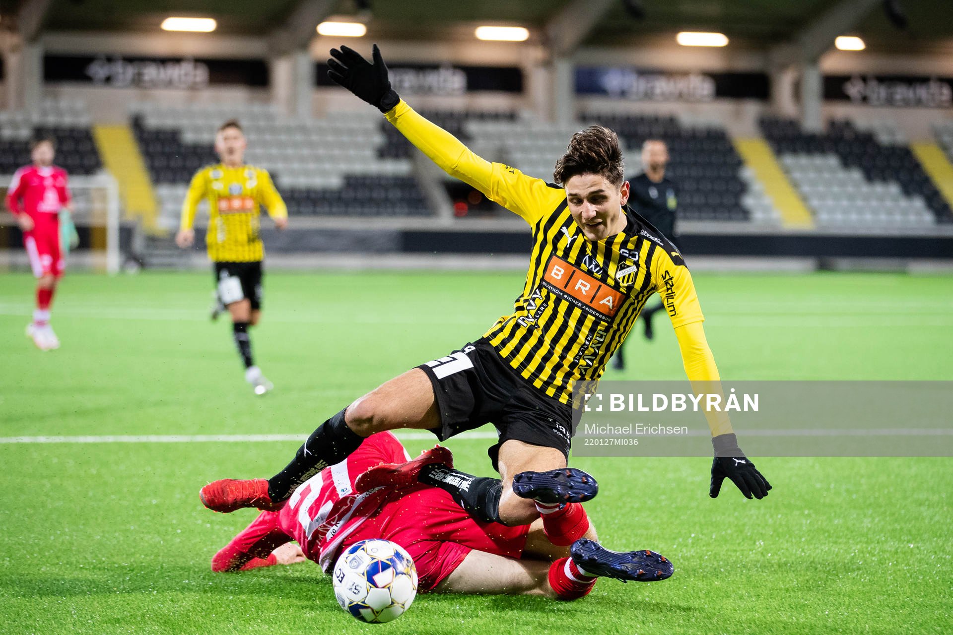 Häckens Filip Trpcevski glidtacklat av Fredrikstads Oscar