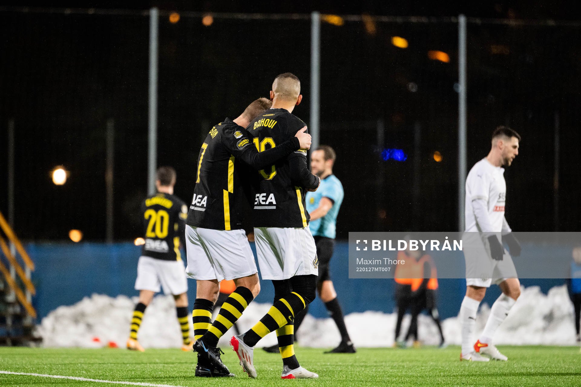 s Sebastian Larsson och Nabil Bahoui deppar
