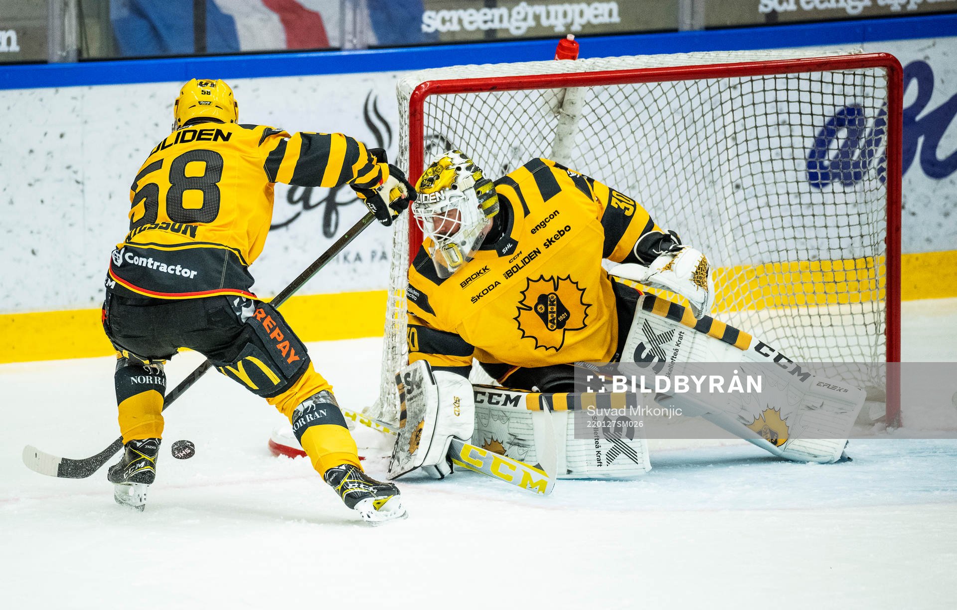Skellefteås Oskar Nilsson och målvakt Gustaf Lindvall