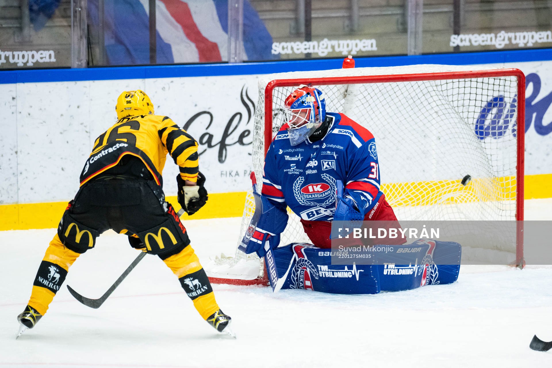 Skellefteås Rickard Hugg gör 2-2 målet bakom Oskarshamns