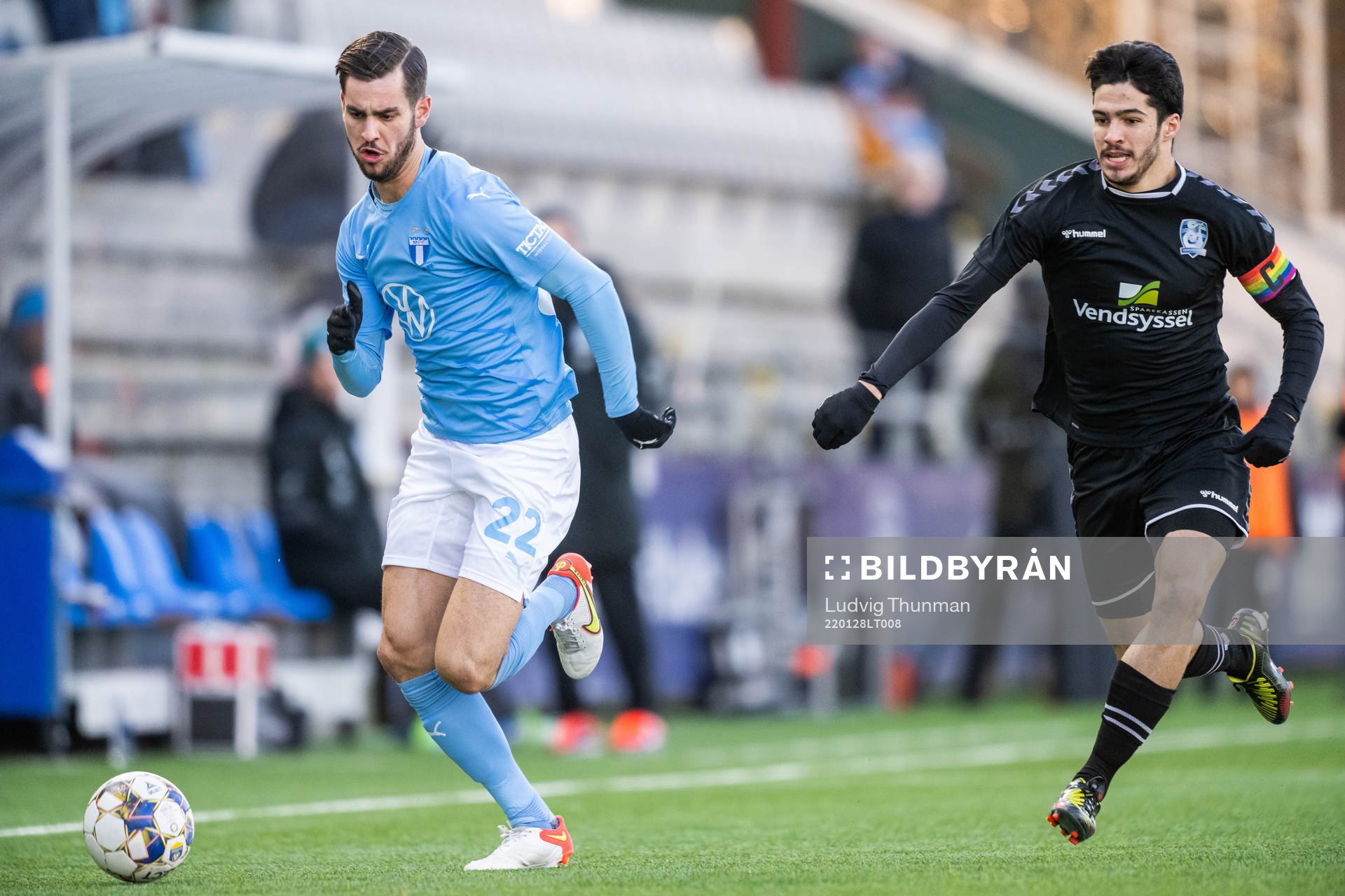 Malmö FFs Adi Nalic och Jammerbugt FCs Diogo Pimentel under träningsmatchen i fotboll mellan Malmö FF och Jammerbugt den 28 januari 2022 i Malmö.