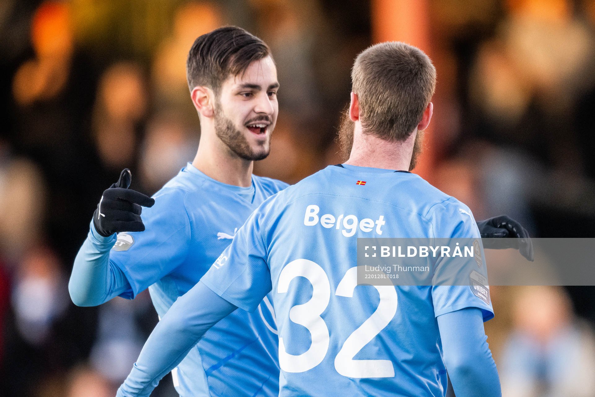 Malmö FFs Adi Nalic jublar med målskytten till 1-0 Jo