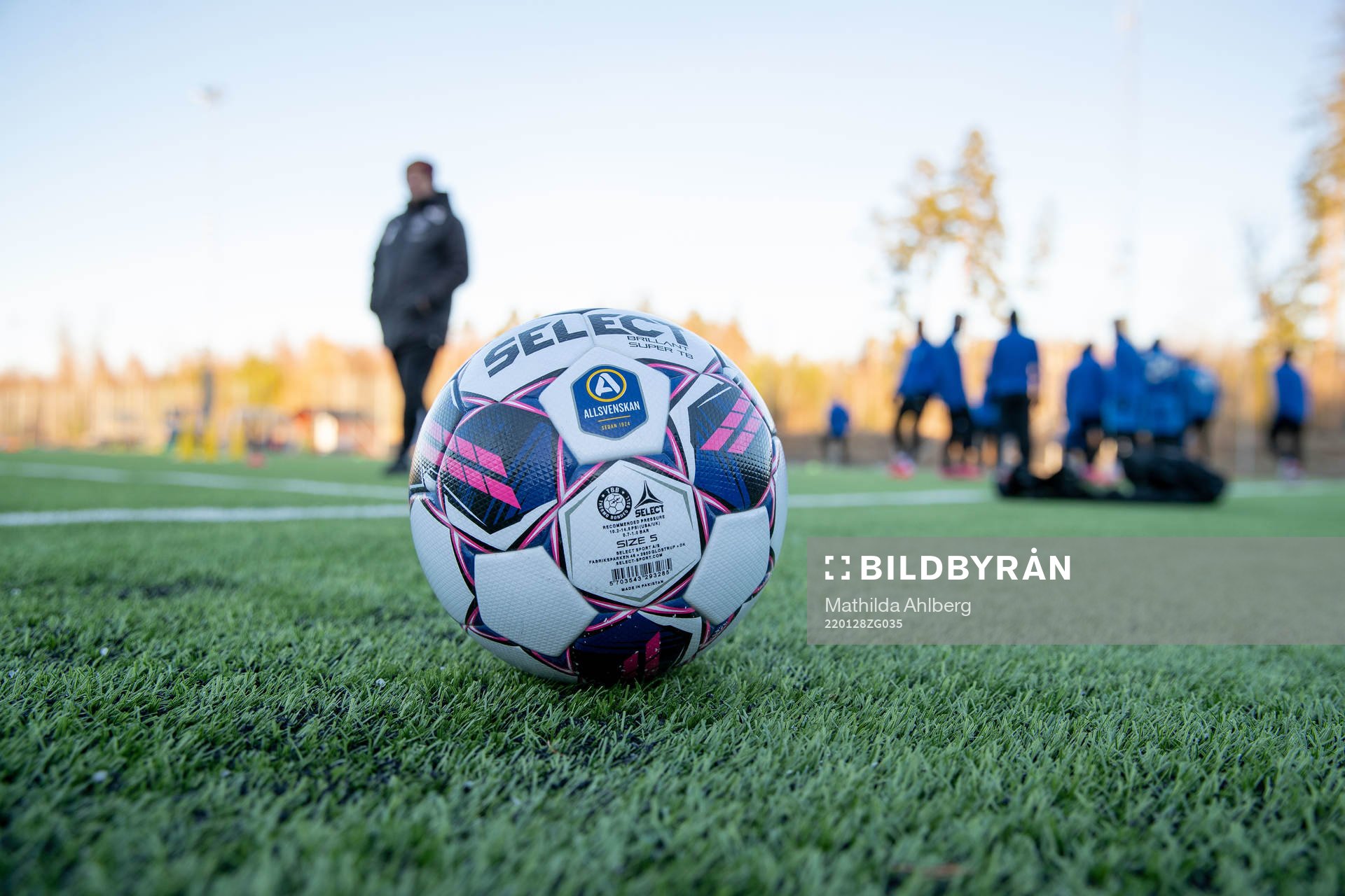 En boll med Allsvenskans logga