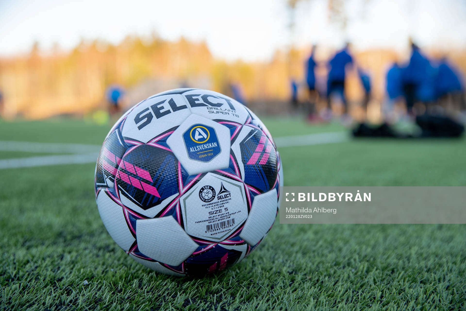 En boll med Allsvenskans logga