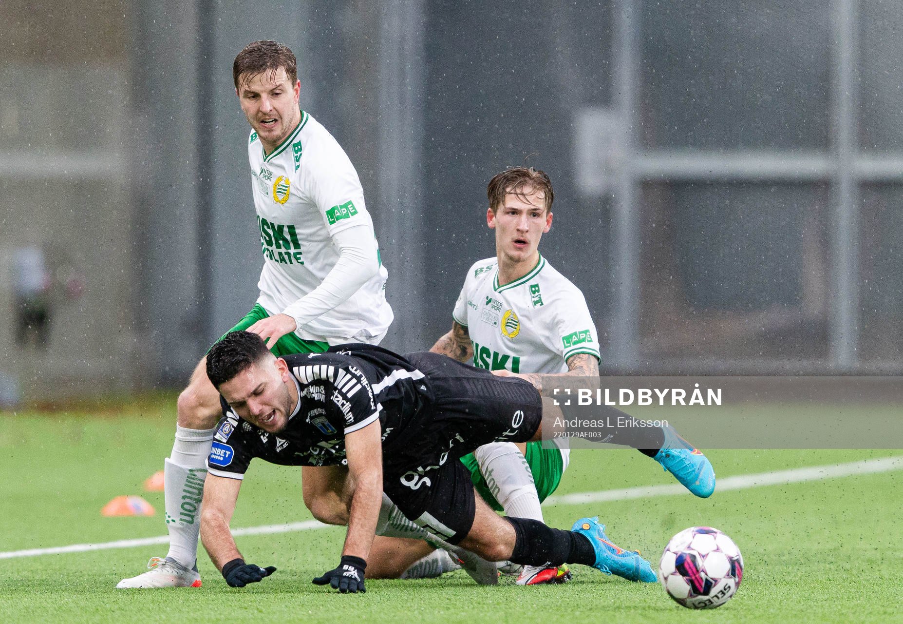 Sirius Edi Sulisufay i en kamp mot Hammarbys Joel Nilsson