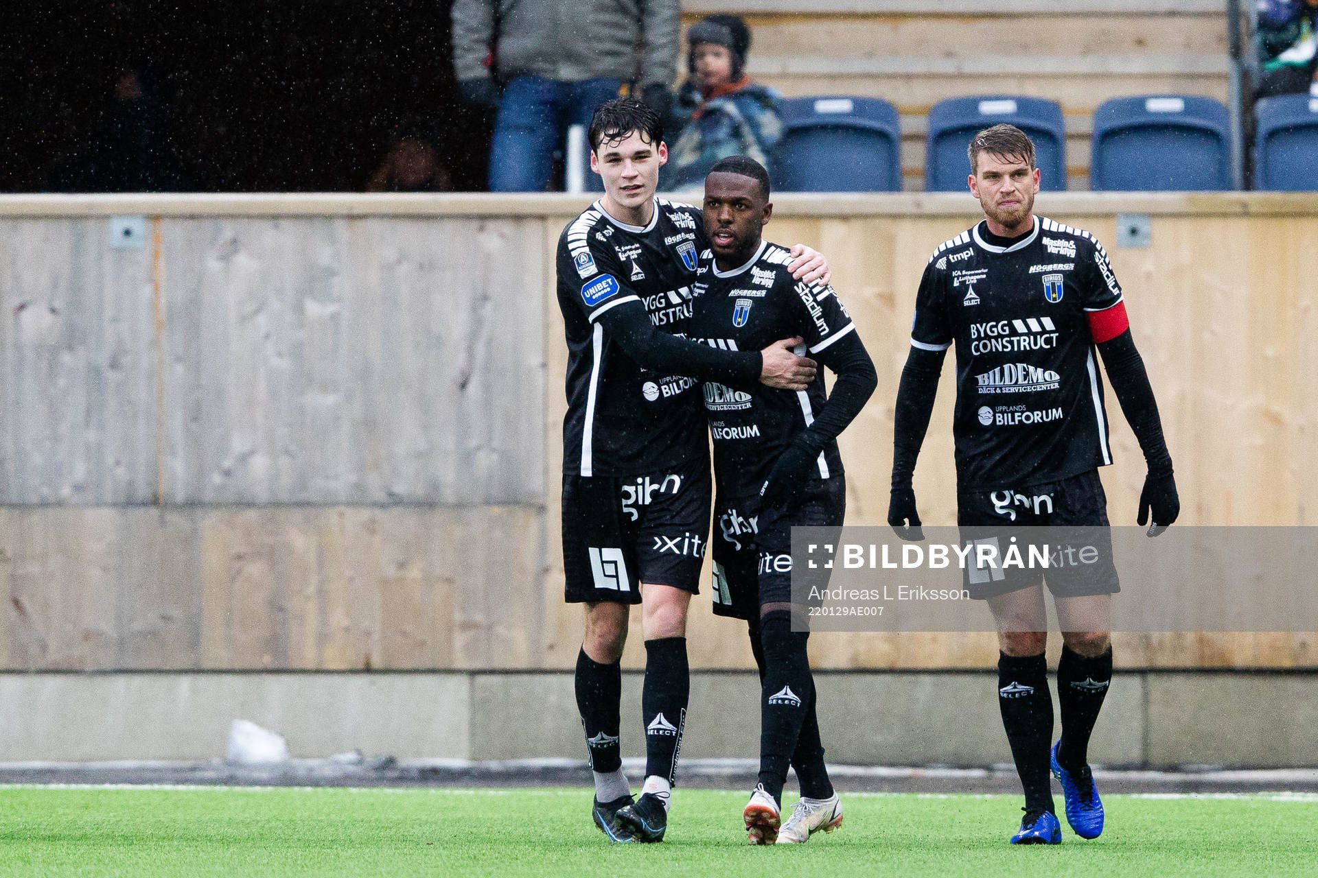 Sirius Jamie Roche, Christian Kouakou och Marcus Mathisen jublar efter 1-0 under träningsmatchen i fotboll mellan Sirius och Hammarby den 29 januari 2022 i Uppsala.