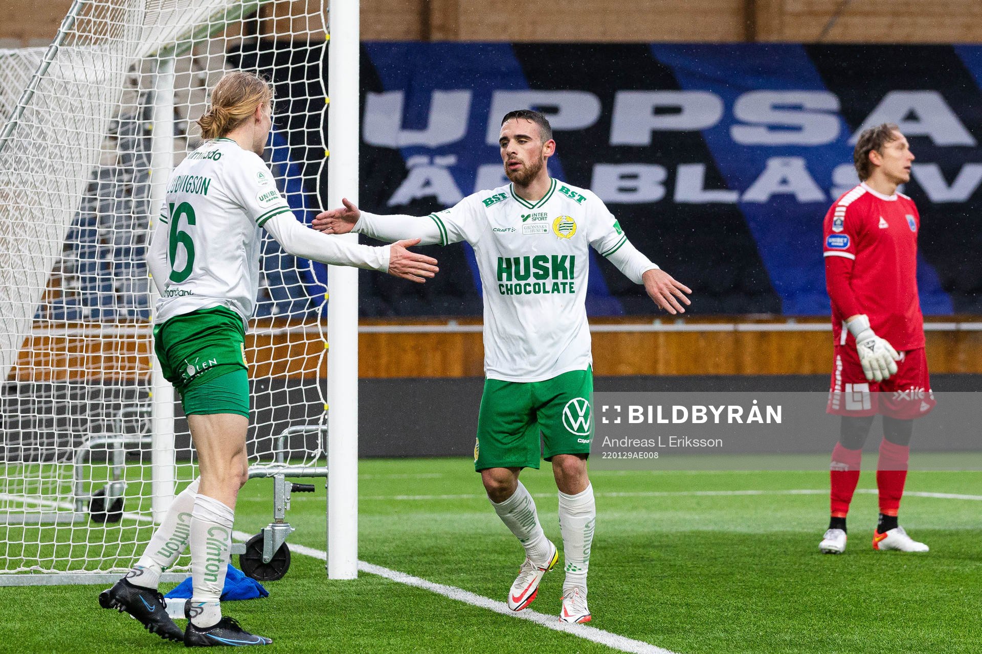 Hammarbys Gustav Ludwigson och Aljosa Matko jublar efter 1-1 under träningsmatchen i fotboll mellan Sirius och Hammarby den 29 januari 2022 i Uppsala.