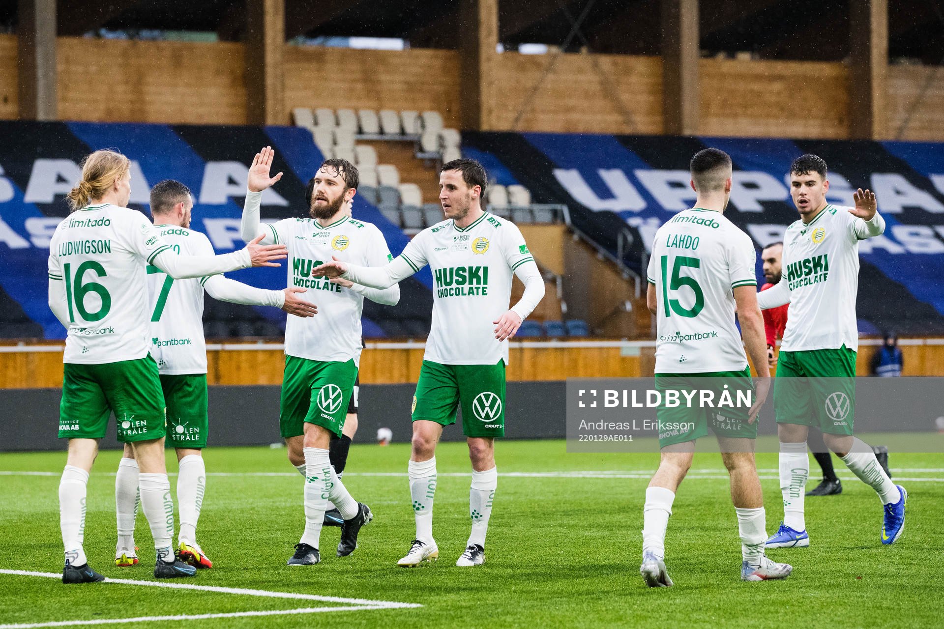 Hammarbys spelare jublar efter att Hammarbys Gustav Ludwigson kvitterat för Hammarby till 1-1 under träningsmatchen i fotboll mellan Sirius och Hammarby den 29 januari 2022 i Uppsala.