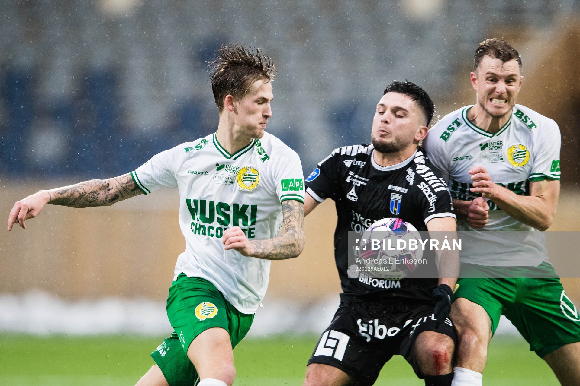 Hammarbys Fredrik Hammar och Richard Magyar i kamp om
