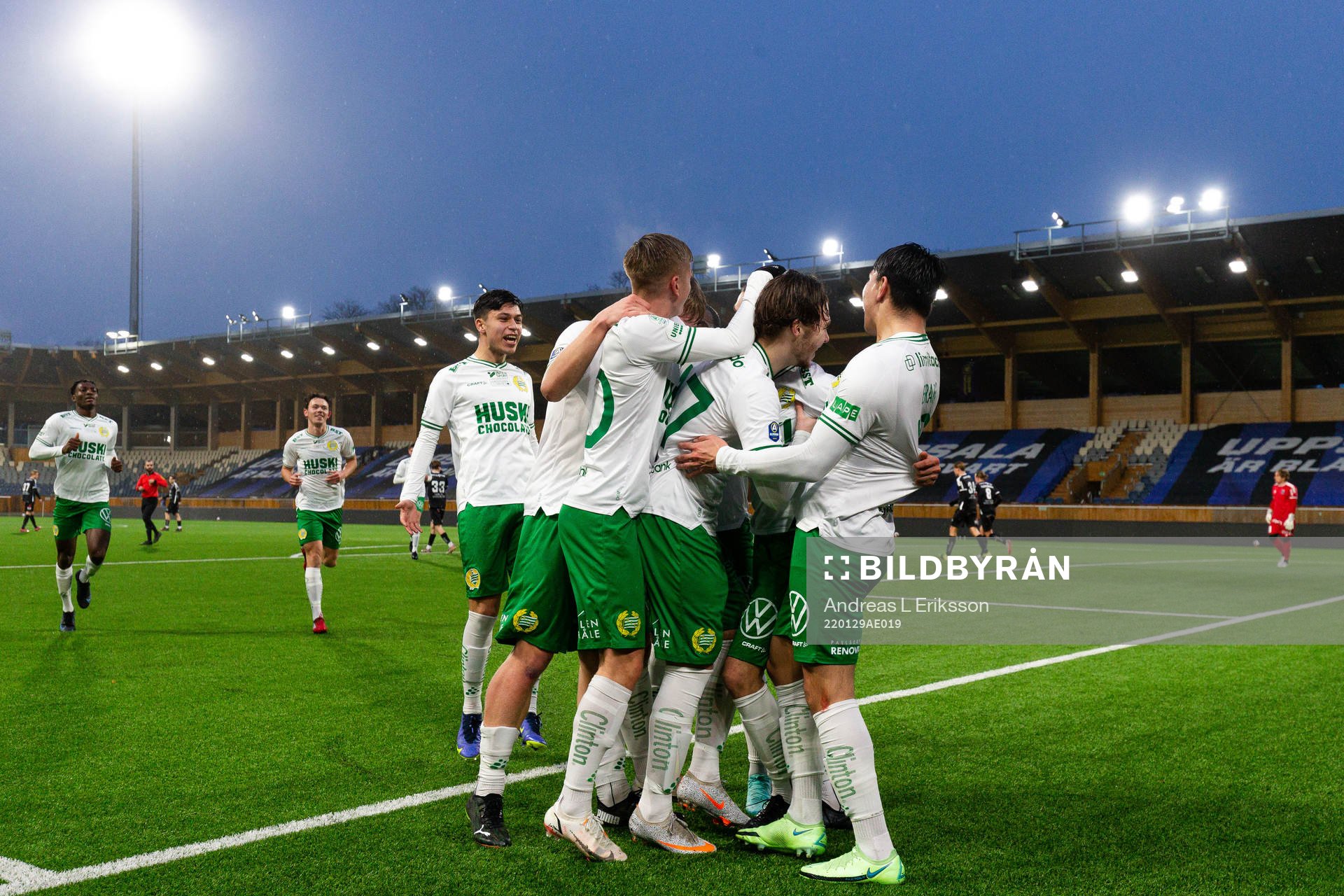 Hammarbys spelare jublar med Aziz Harabi