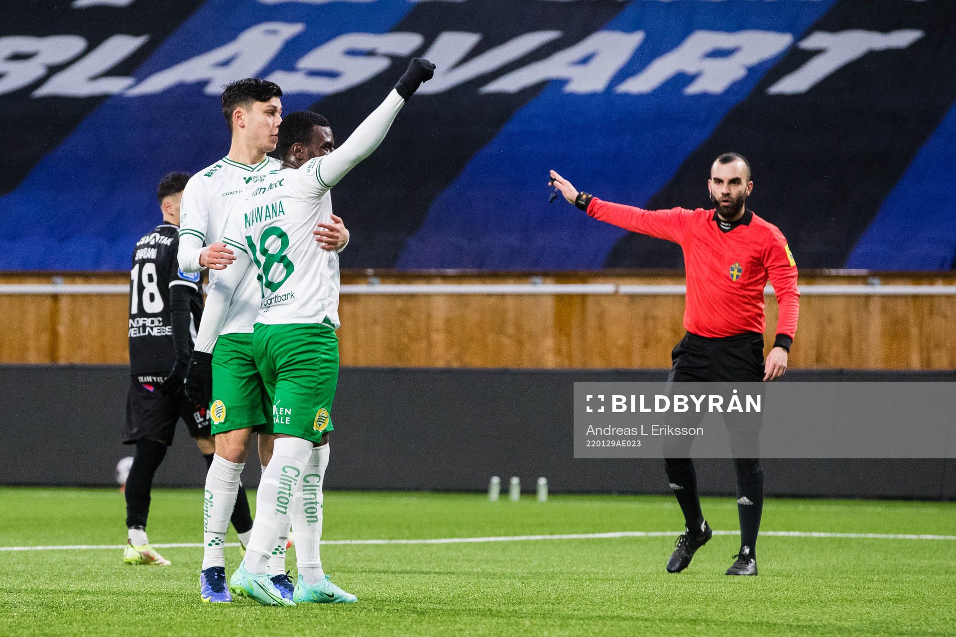 Hammarbys Filston Mawana jublar tillsammans med Alper Demirol efter att ha gjort 1-2 på straff under träningsmatchen i fotboll mellan Sirius och Hammarby den 29 januari 2022 i Uppsala. 