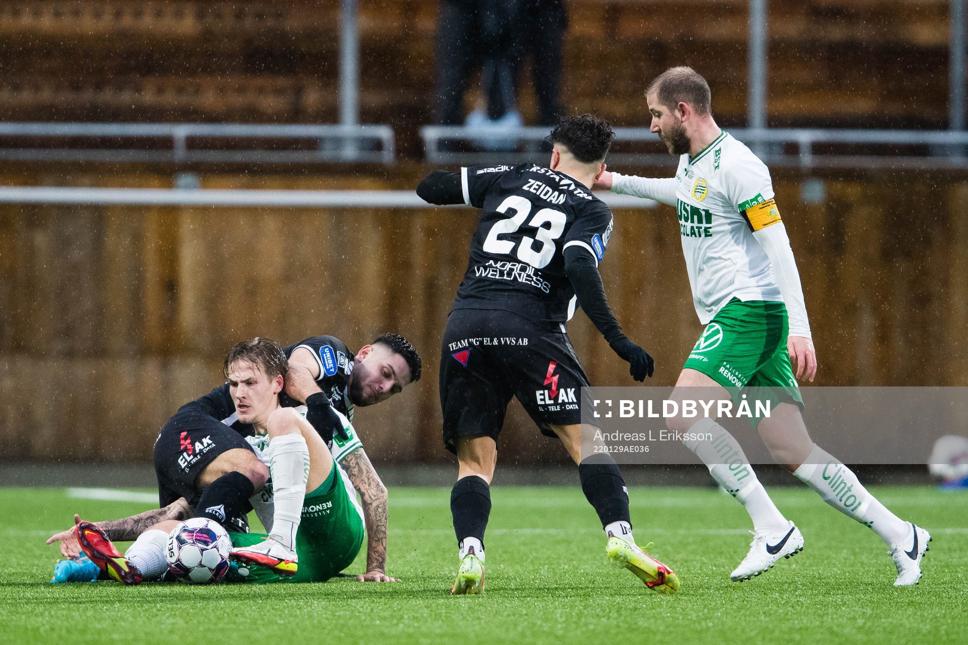 Hammarbys Fredrik Hammar och Sirius Edi Sulisufay i kamp om
