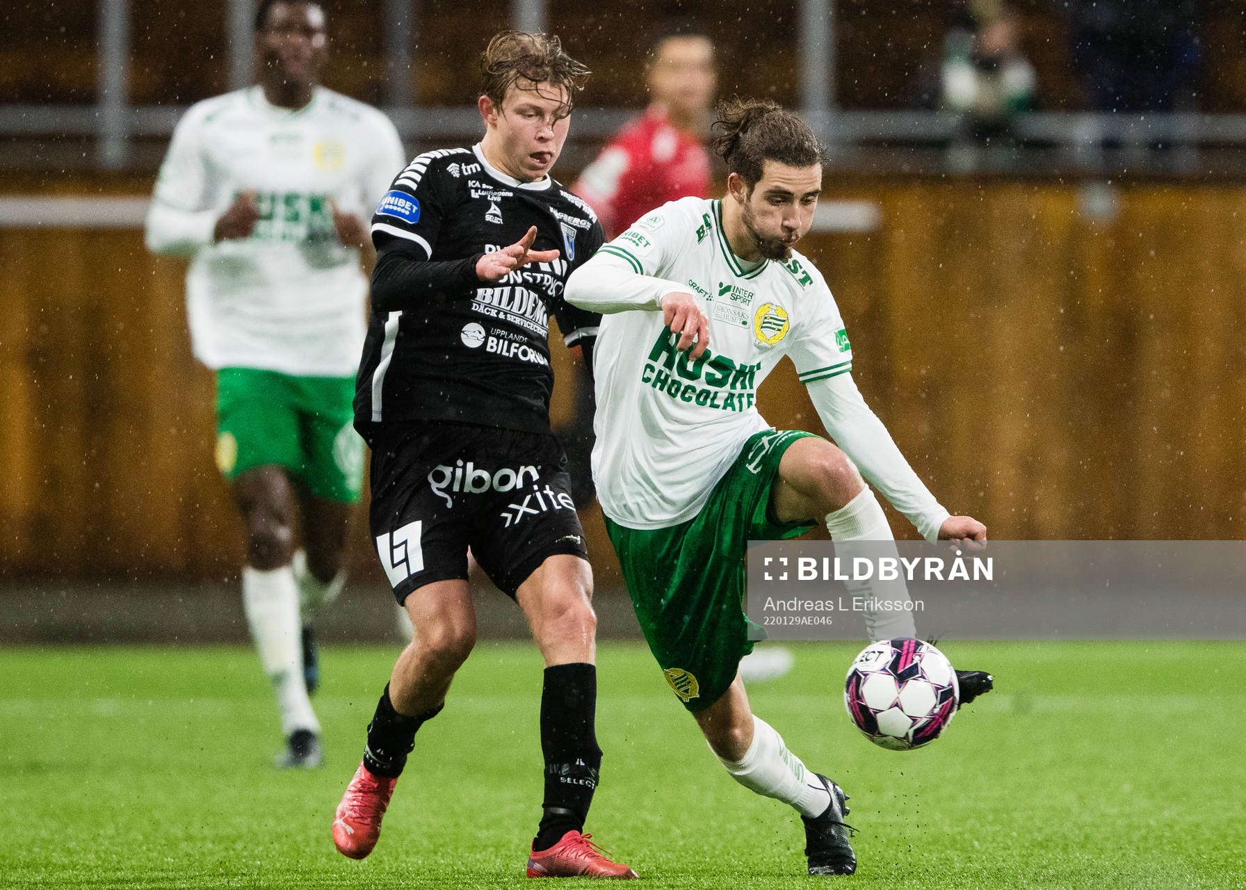 Sirius Rasmus Niklasson Johansson och Hammarbys Aziz Harabi under träningsmatchen i fotboll mellan Sirius och Hammarby den 29 januari 2022 i Uppsala.