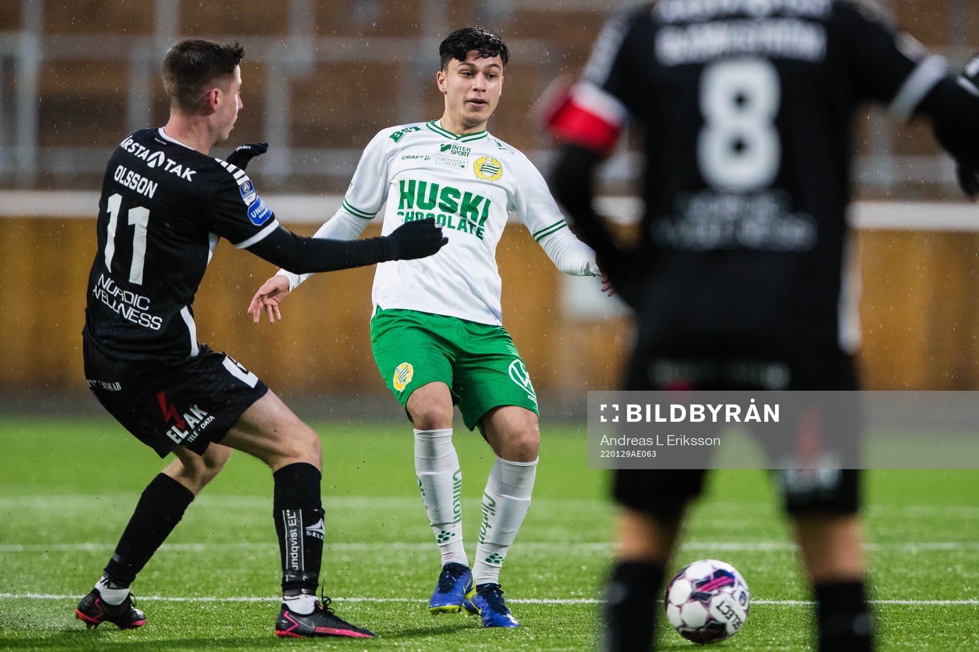 Sirius Filip Olsson och Hammarbys Alper Demirol under träningsmatchen i fotboll mellan Sirius och Hammarby den 29 januari 2022 i Uppsala.