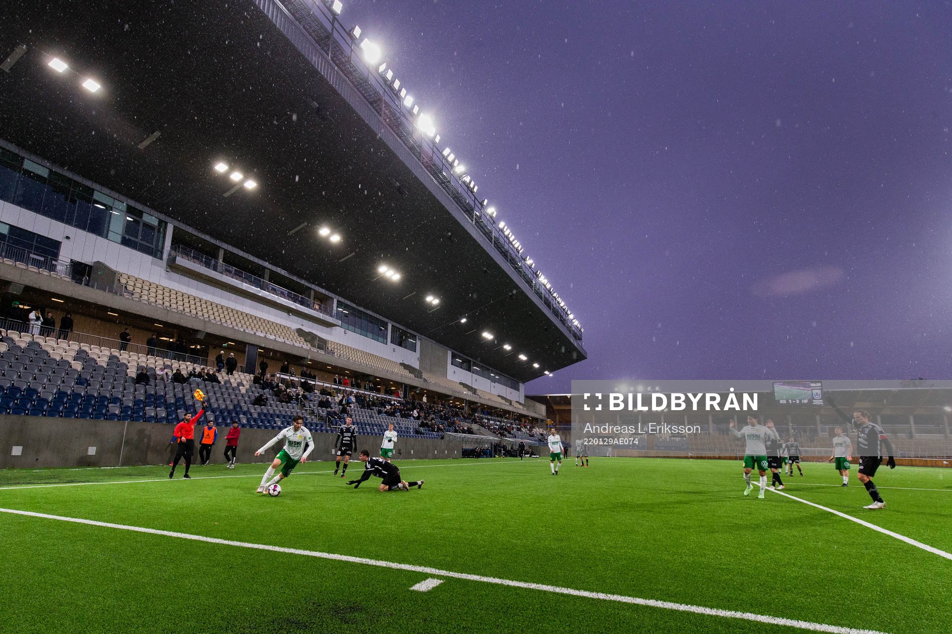 Linjedomaren vinkar för offside under träningsmatchen i fotboll mellan Sirius och Hammarby den 29 januari 2022 i Uppsala. 
