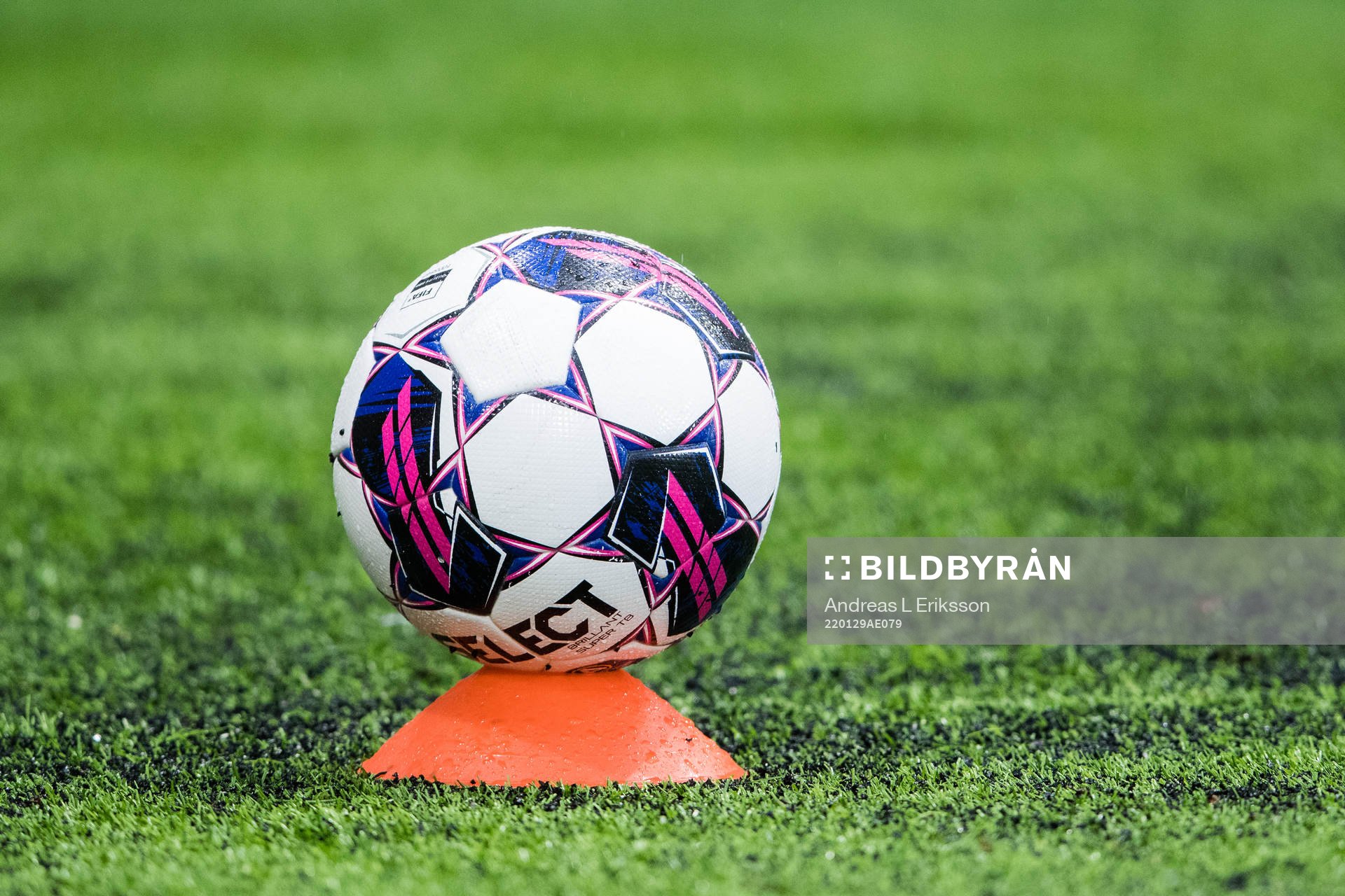 En fotboll på en kon innan träningsmatchen i fotboll