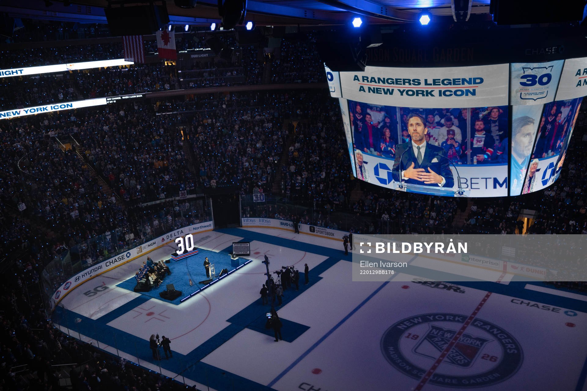 Henrik Lundqvist får sin tröja hissade i Madison Square