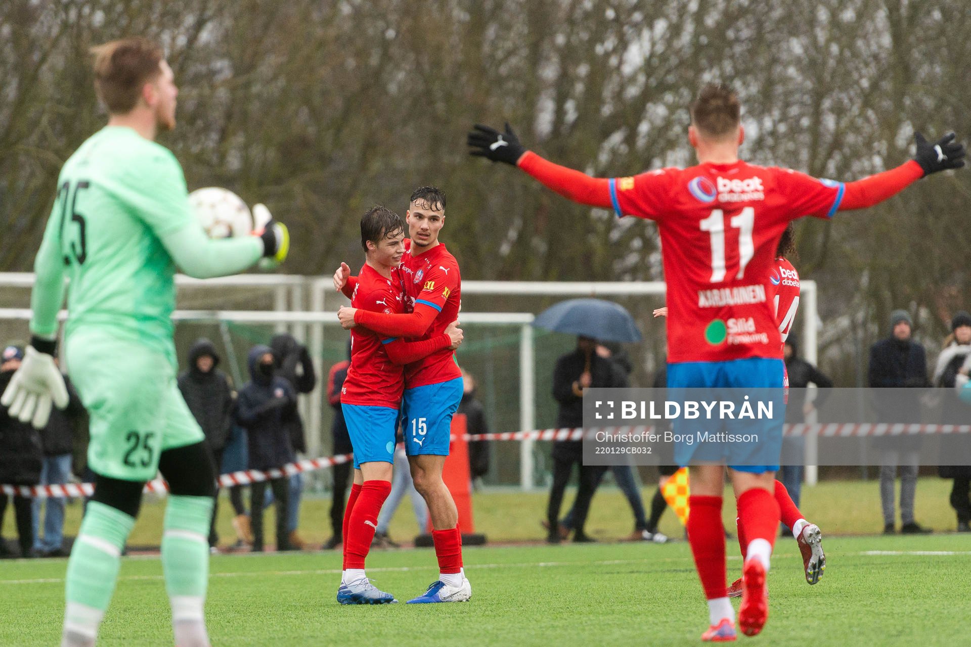 Helsingborgs Vilgot Carlsson , Assad Al Hamlawi och Rasmus Karjalainen jublar efter 0-2 under träningsmatchen i fotboll mellan Hittarp och Helsingborg och den 29 januari 2022 i Helsingborg.