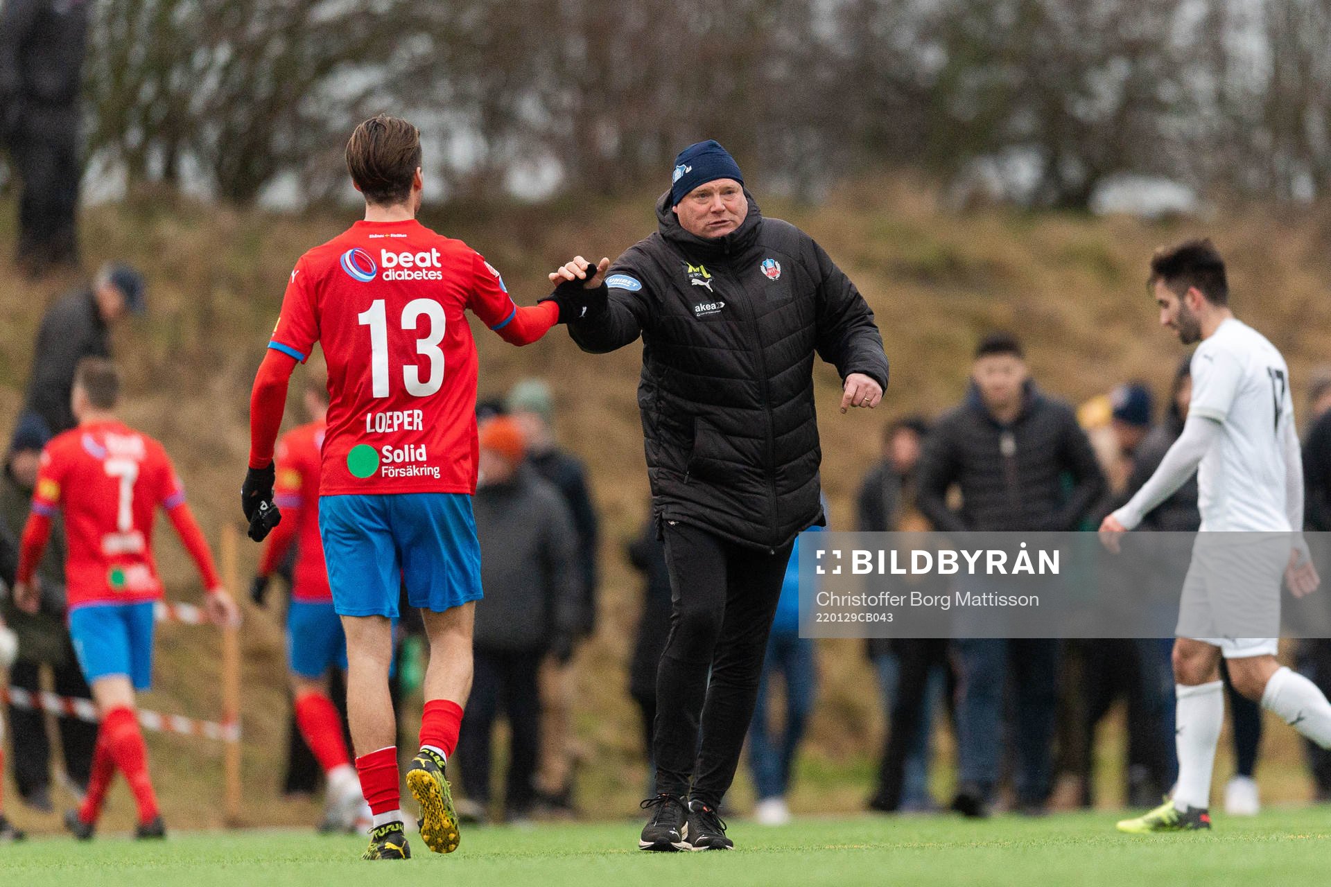 Helsingborgs Wilhelm Loeper och tränare Jörgen Lennartsson efter träningsmatchen i fotboll mellan Hittarp och Helsingborg och den 29 januari 2022 i Helsingborg.