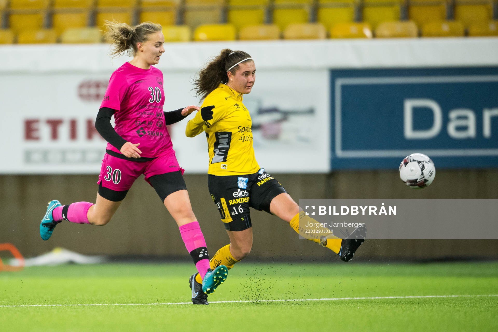 Göteborgs DFF's Anna Herrmansson och Elfsborgs Olivia
