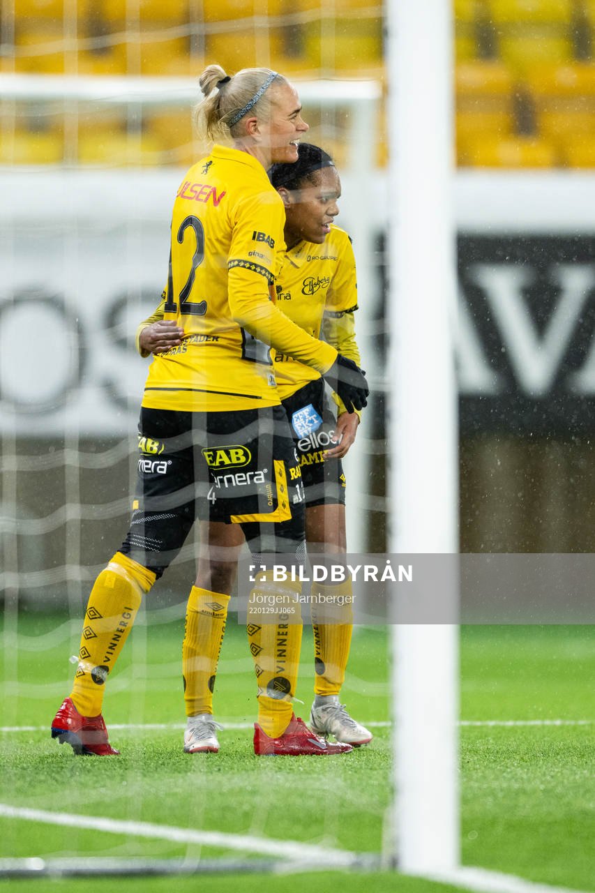 Elfsborgs Vanessa Lopez jublar med Ellen Larsson efter mål under en träningsmatch mellan Elfsborg och Göteborg DFF den 29 januari 2022 i Borås.