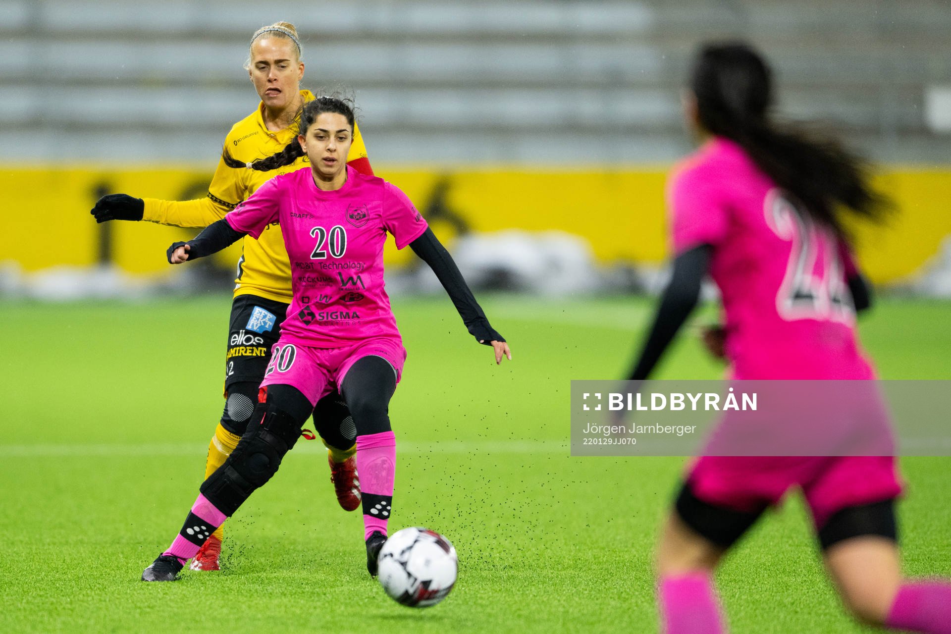 Elfsborgs Ellen Larsson och Göteborgs DFF's Mona Chahrour under en träningsmatch mellan Elfsborg och Göteborg DFF den 29 januari 2022 i Borås.