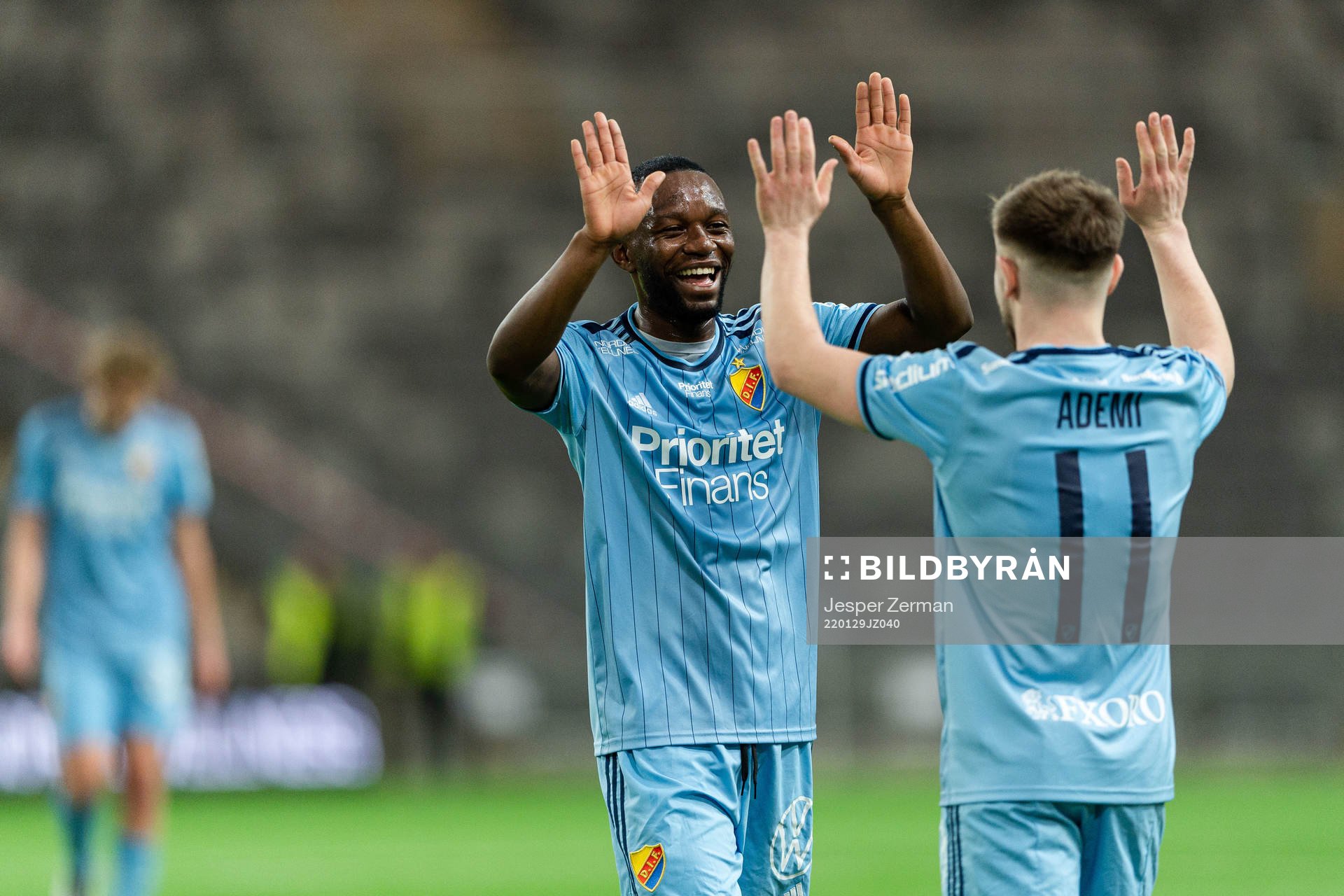 Djurgårdens Emmanuel Banda och Albion Ademi jublar