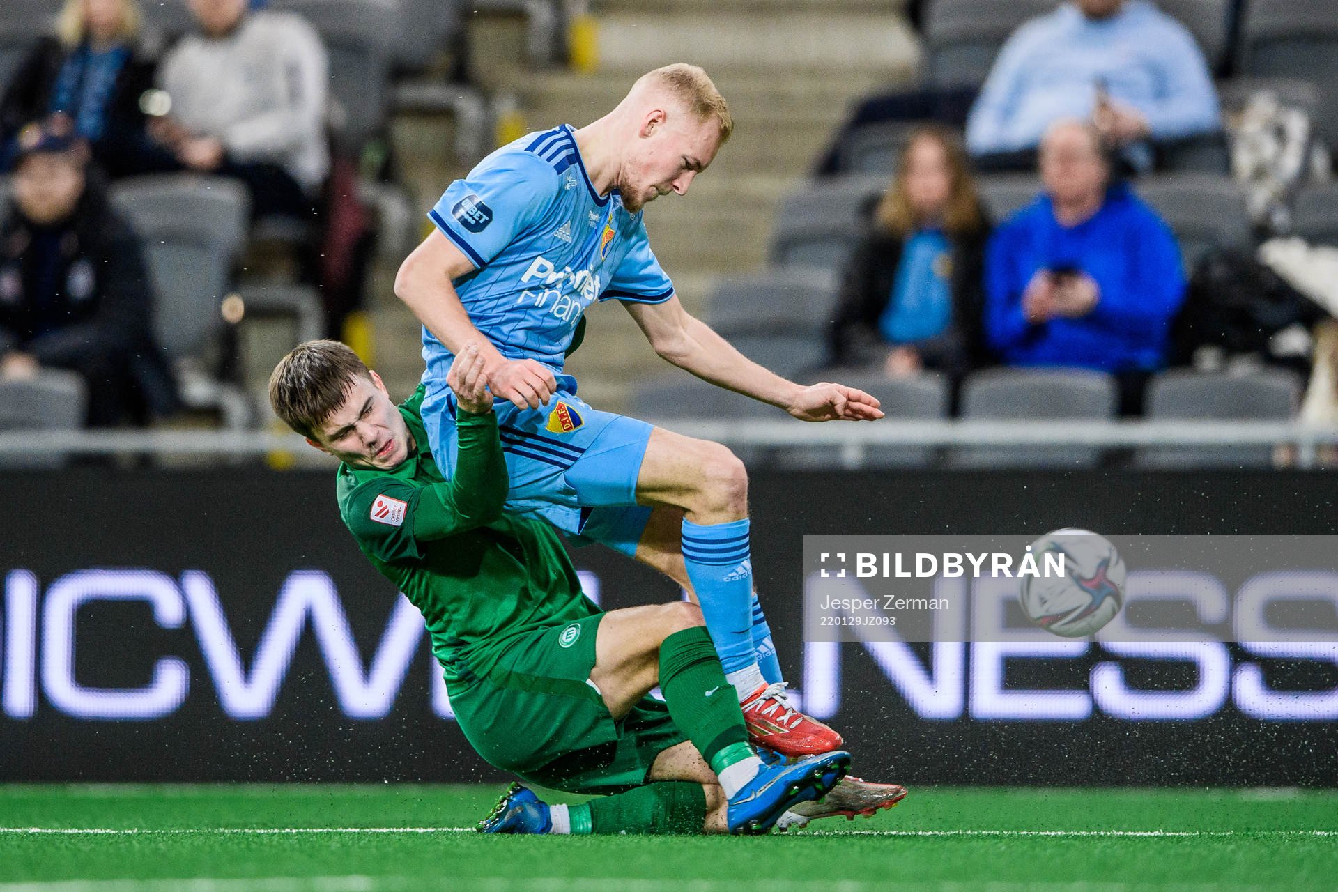 Mettas Jegors Novikovs och Djurgårdens Adam Bergmark Wiberg