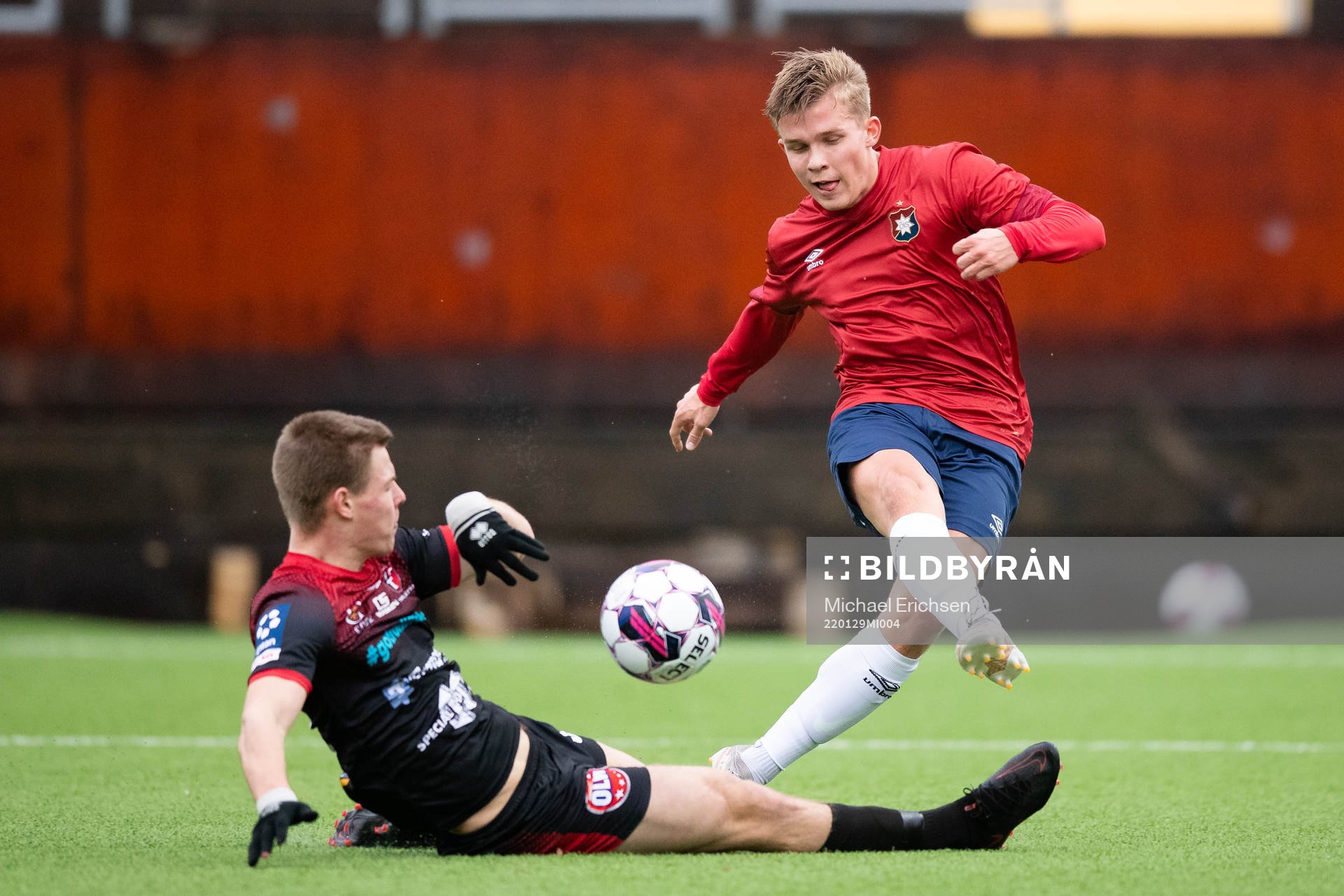 Trollhättans Alexander Leksell täcker inlägg från Örgrytes Isak Dahlqvist med handen och Örgryte får en straff som påföljd under fotbollsmatchen i träningsmatchen mellan Örgryte och Trollhättan den 29 januari 2022 i Göteborg.