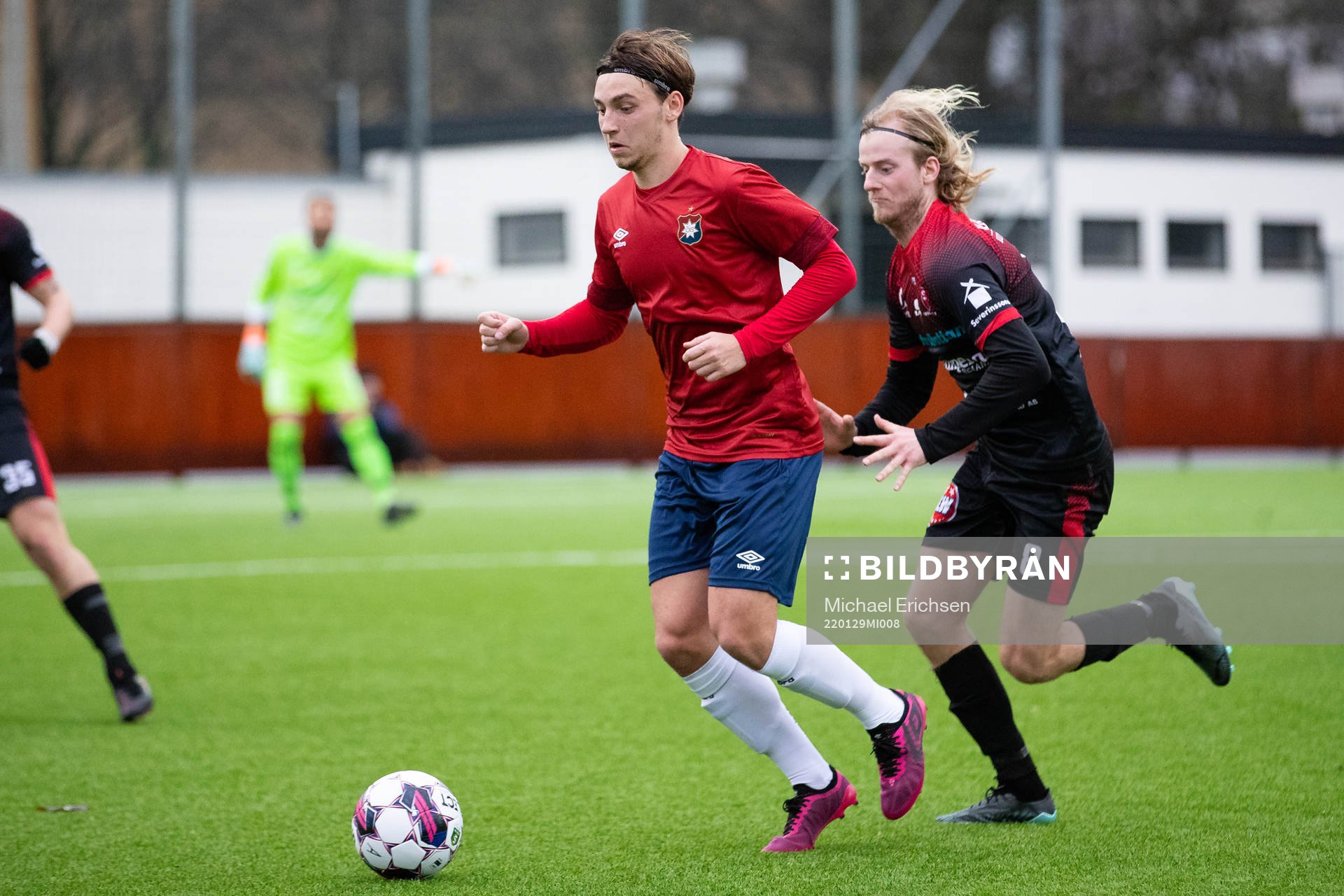 Örgrytes William Svensson och Trollhättans Nils Berner under fotbollsmatchen i träningsmatchen mellan Örgryte och Trollhättan den 29 januari 2022 i Göteborg. 