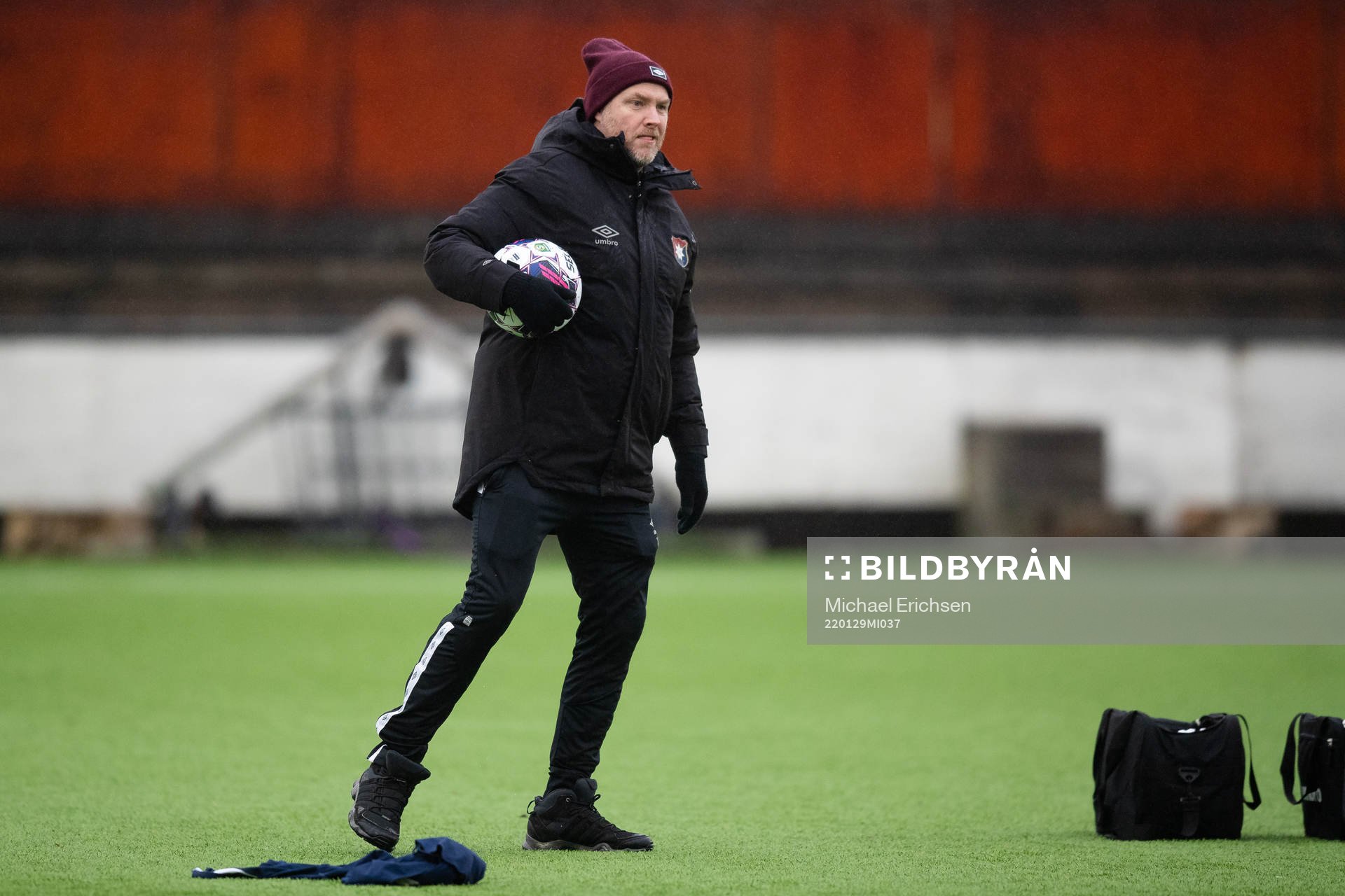 Örgrytes tränare Dane Ivarsson innan fotbollsmatchen i