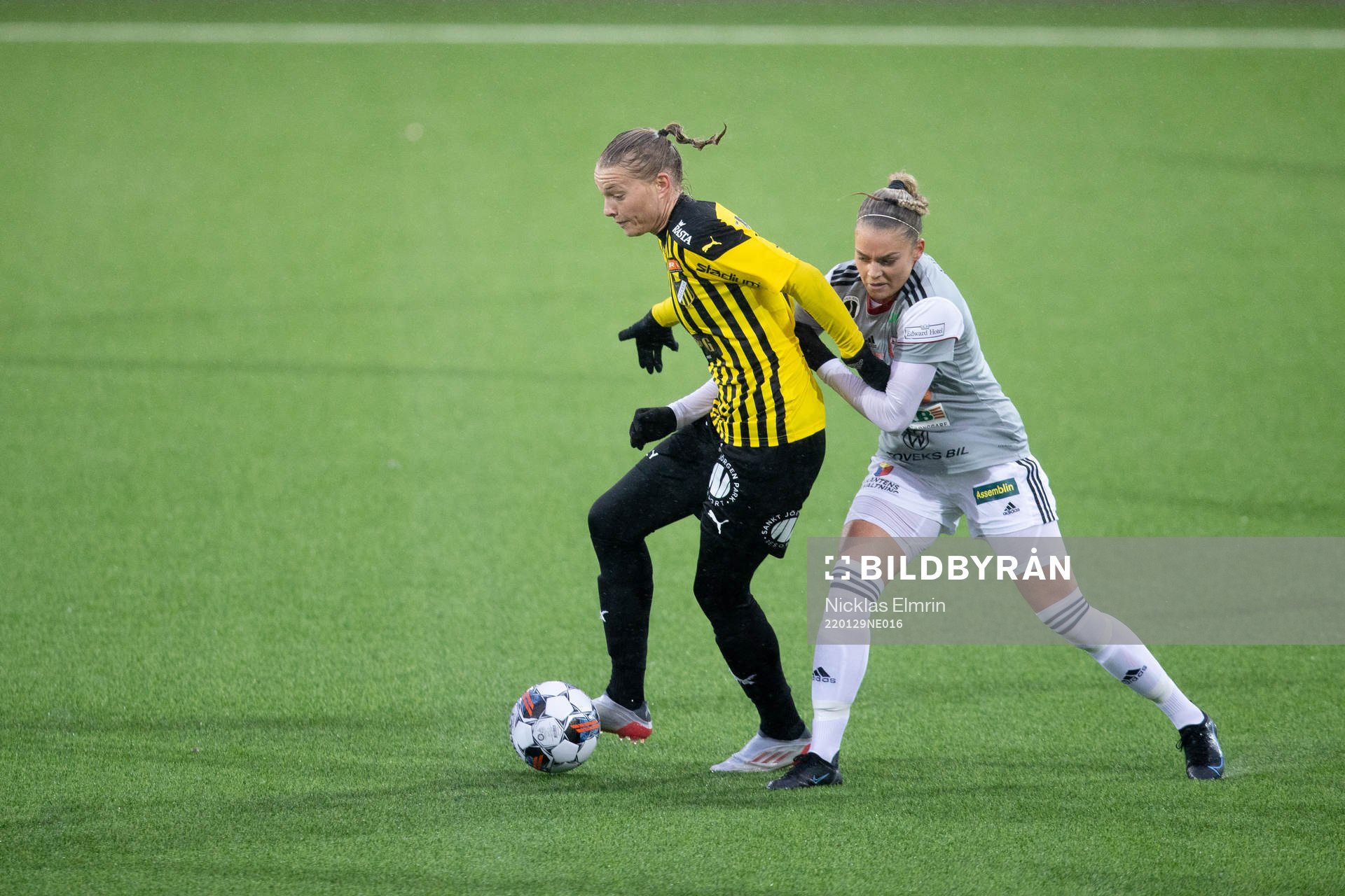 Häckens Stine Larsen och Lidköpings Ella Degerstedt