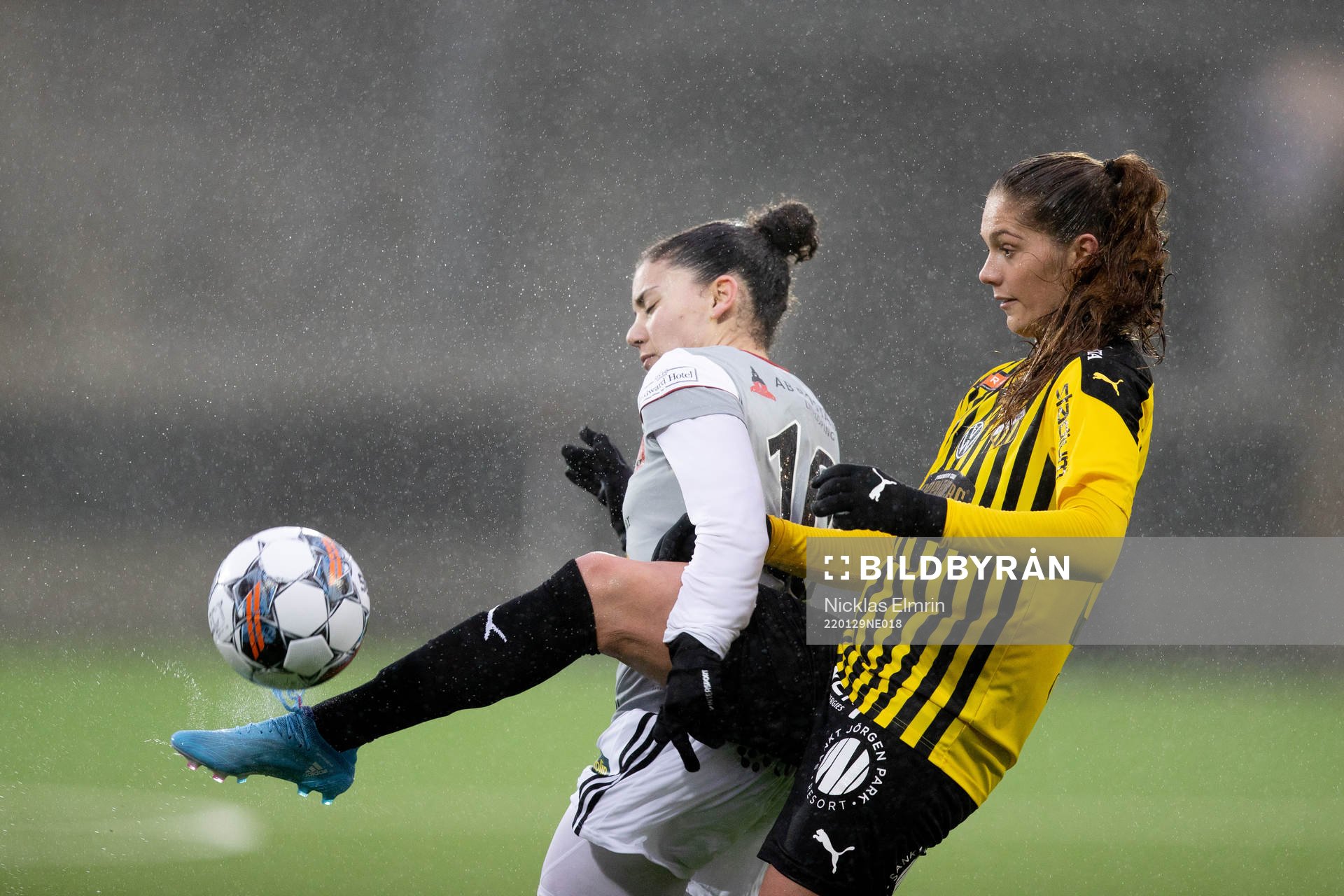 Häckens Mille Gejl Jensen och Lidköpings Evelina Klasson under fotbollsmatchen i träningsmatchen mellan Häcken och Lidköping den 29 januari 2022 i Göteborg.
