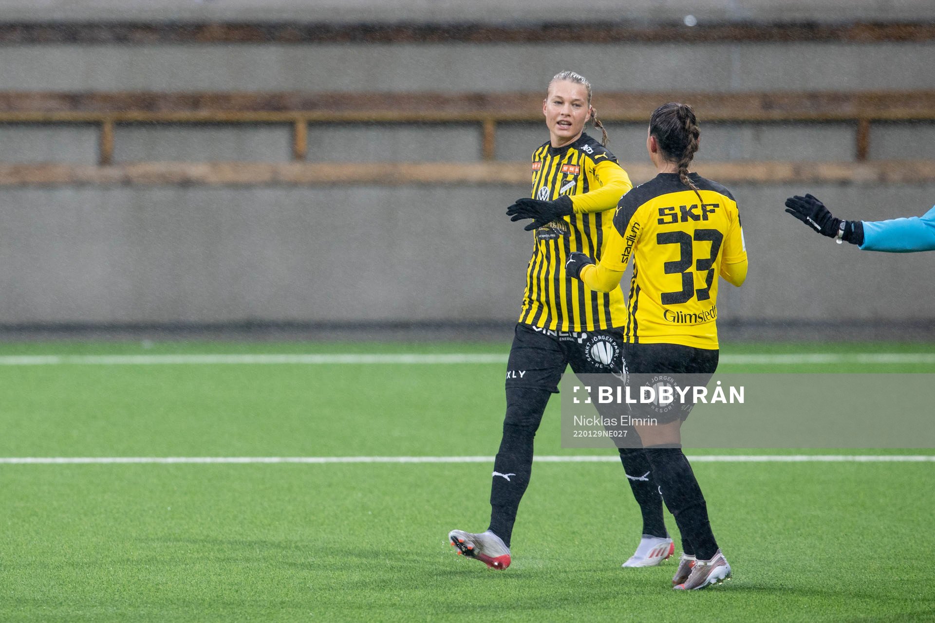 Häckens Stine Larsen och Johanna Rytting Kaneryd jublar