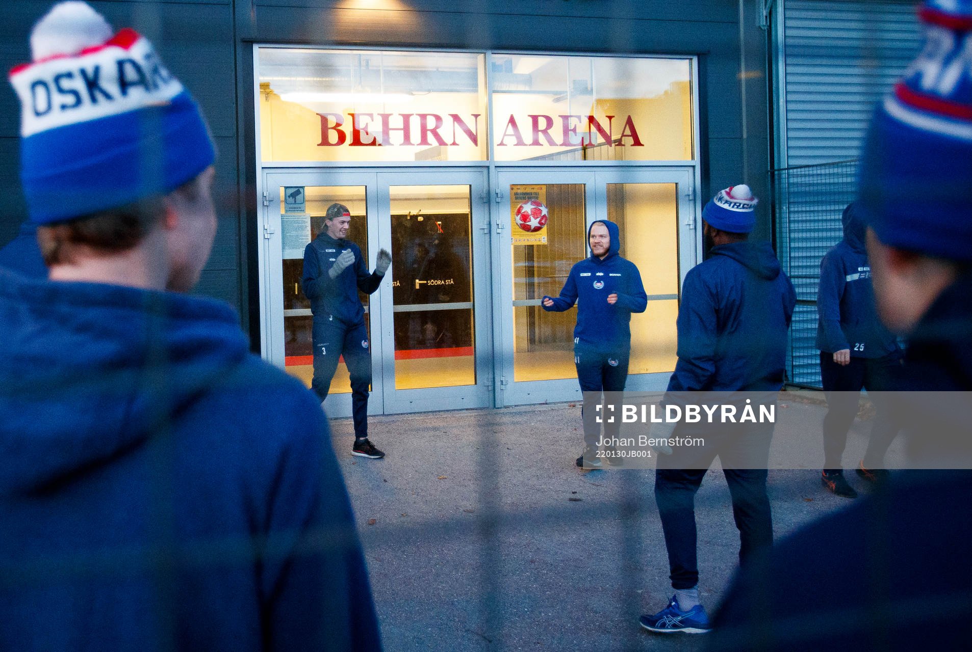 Oskarshamnsspelarna värmer upp med fotboll