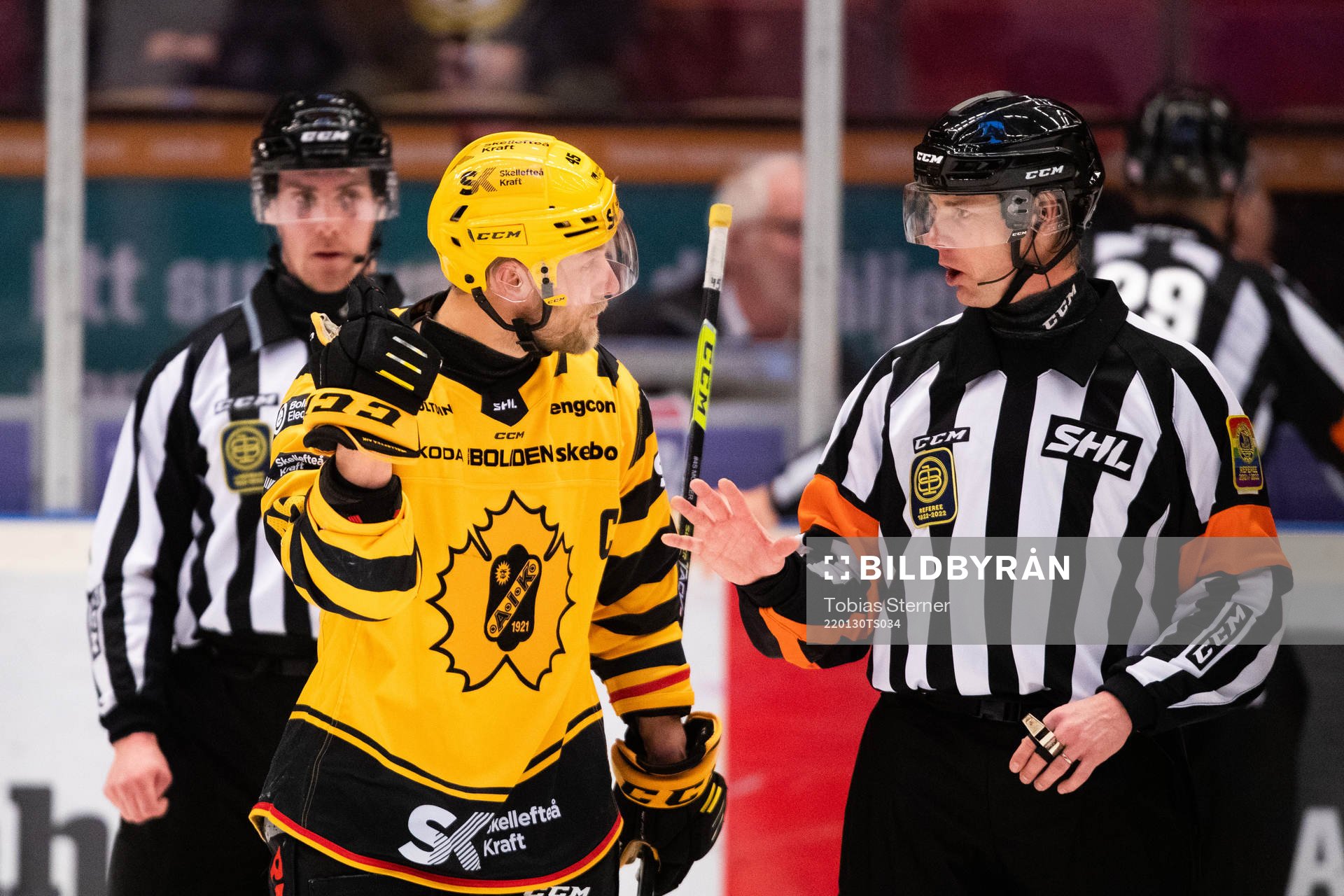 Skellefteås Oscar Möller  och Domare Mikael Andersson