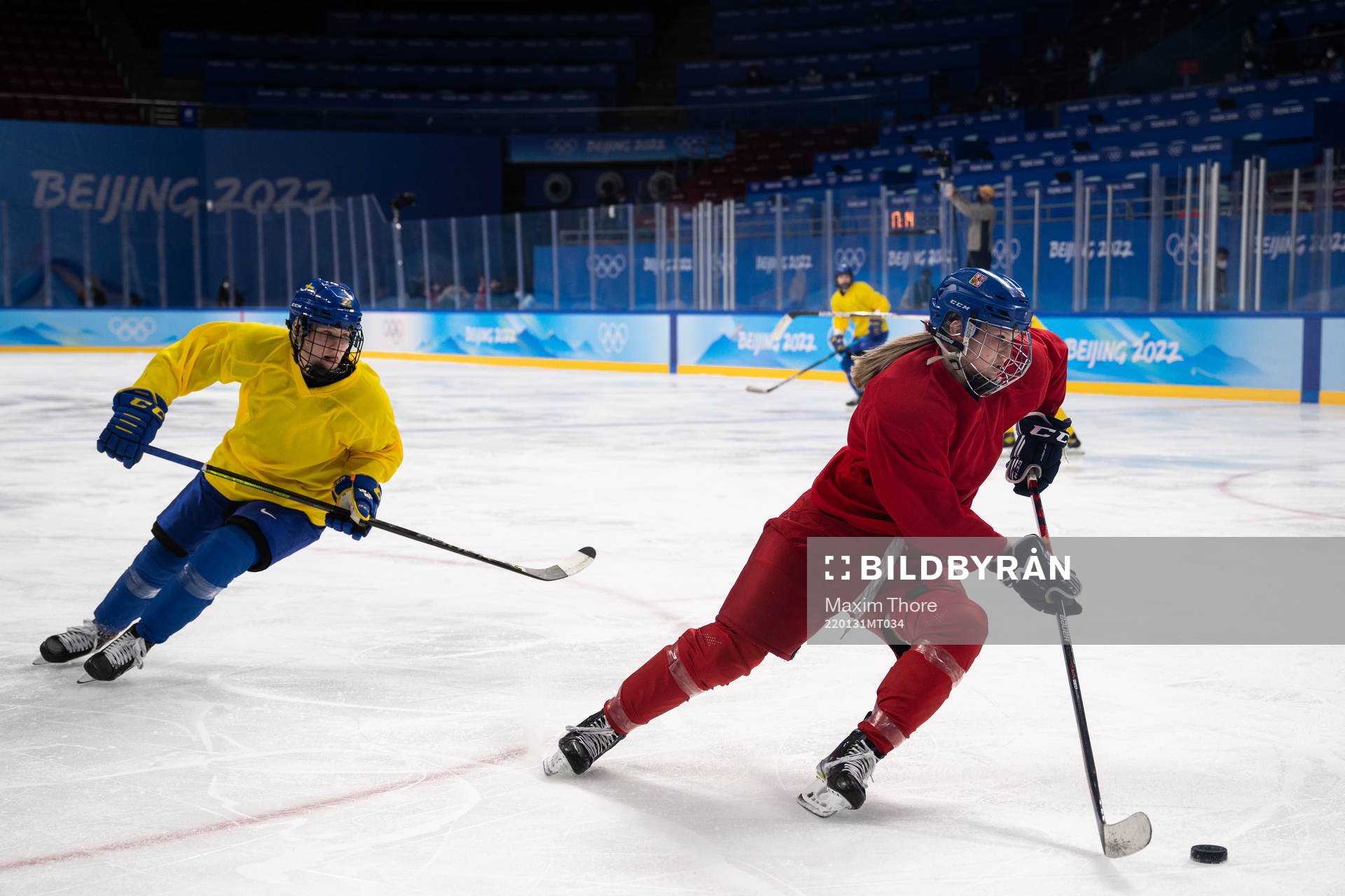 Linn Peterson of Sweden and Samantha Kolowratova of Czech