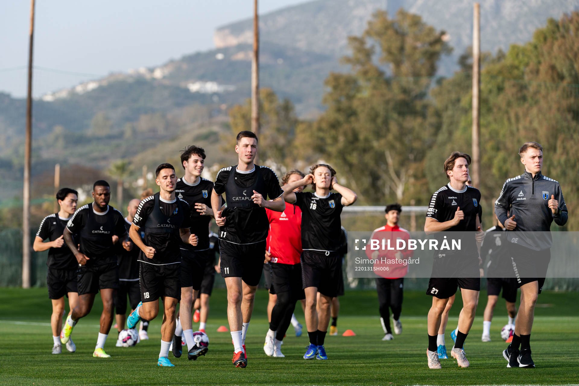 Sirius spelare värmer upp infrö en fotbollsträning med