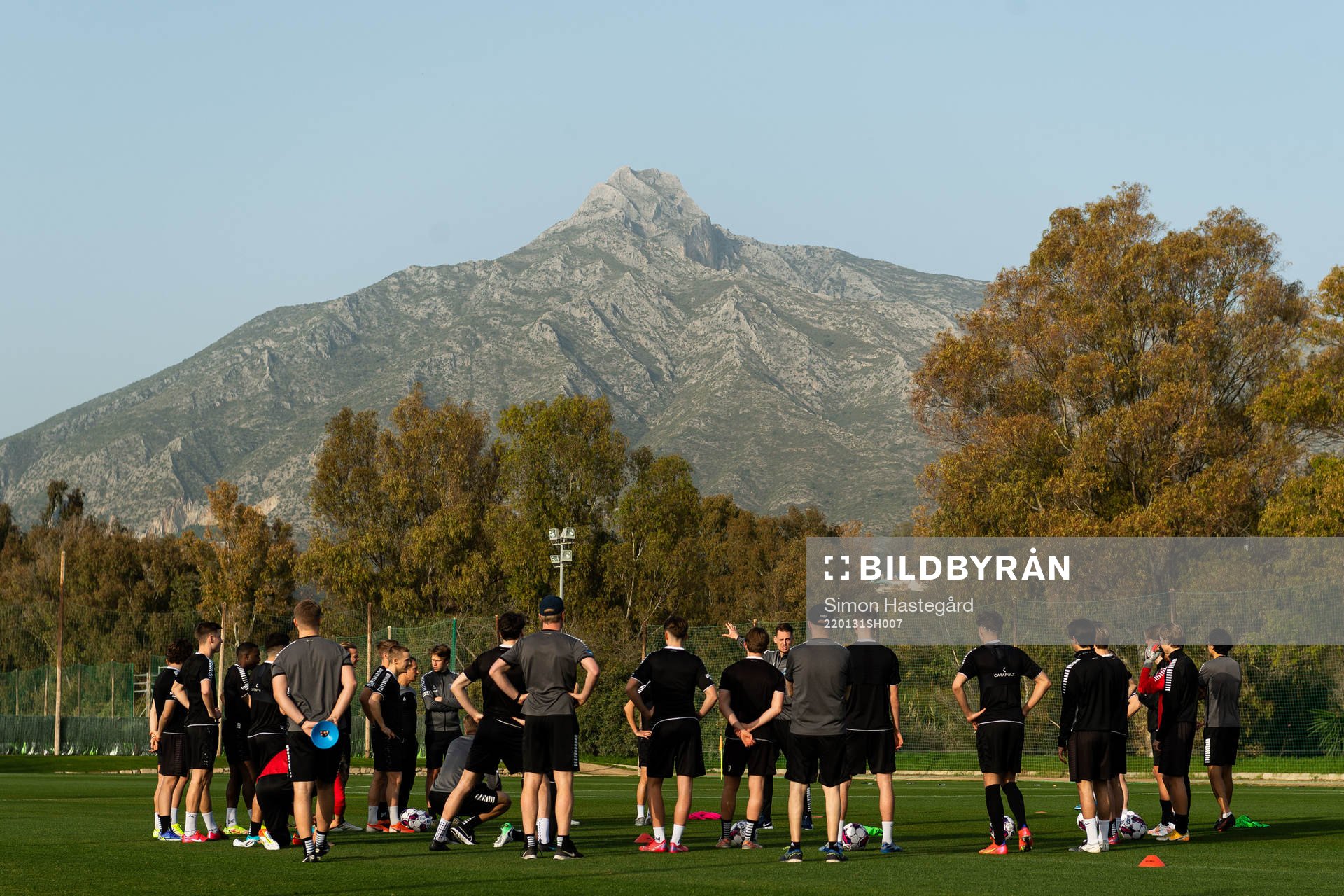 Sirius spelare värmer upp infrö en fotbollsträning med
