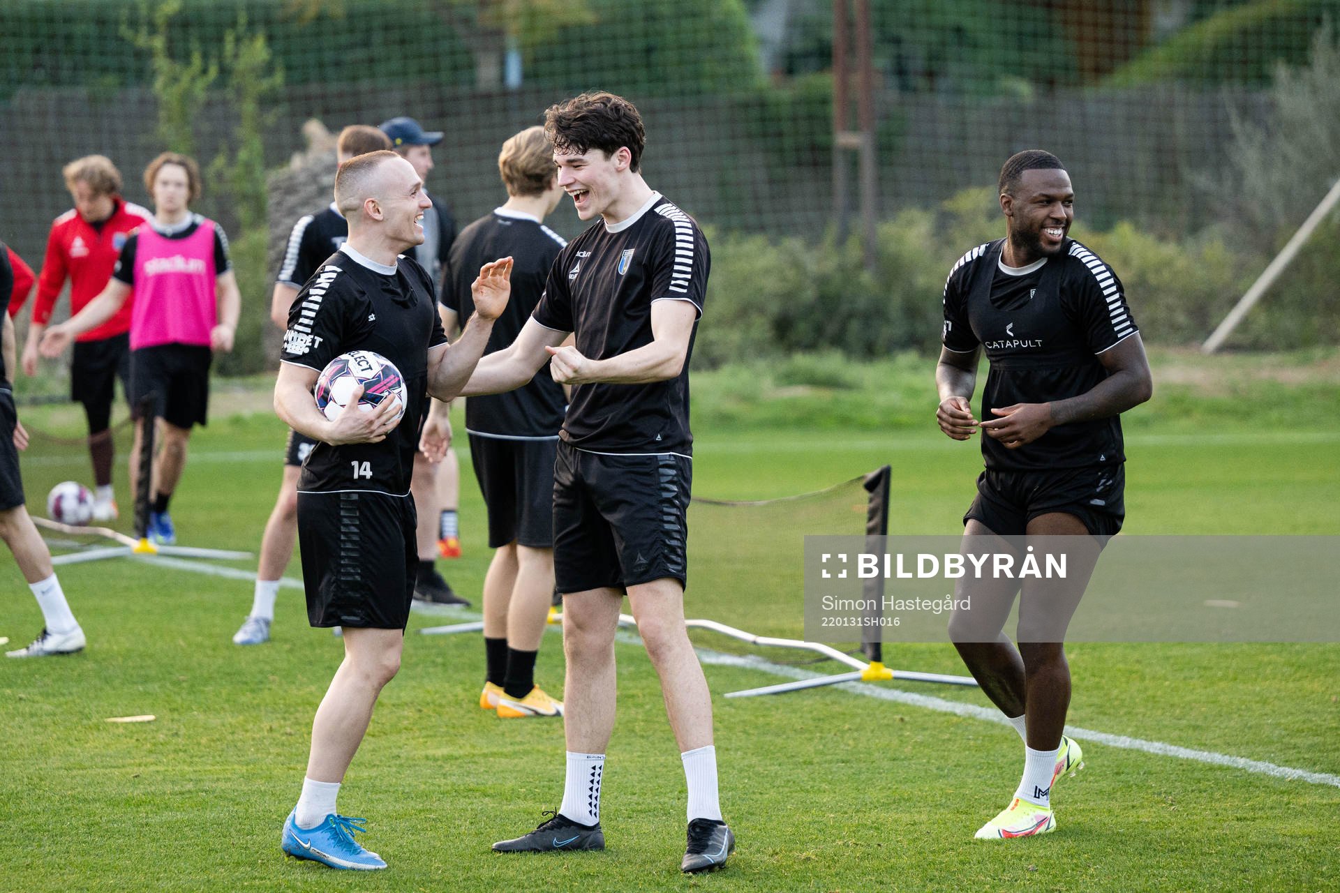 Aron Bjarnason , och Jamie Roche och Christian Kouakou