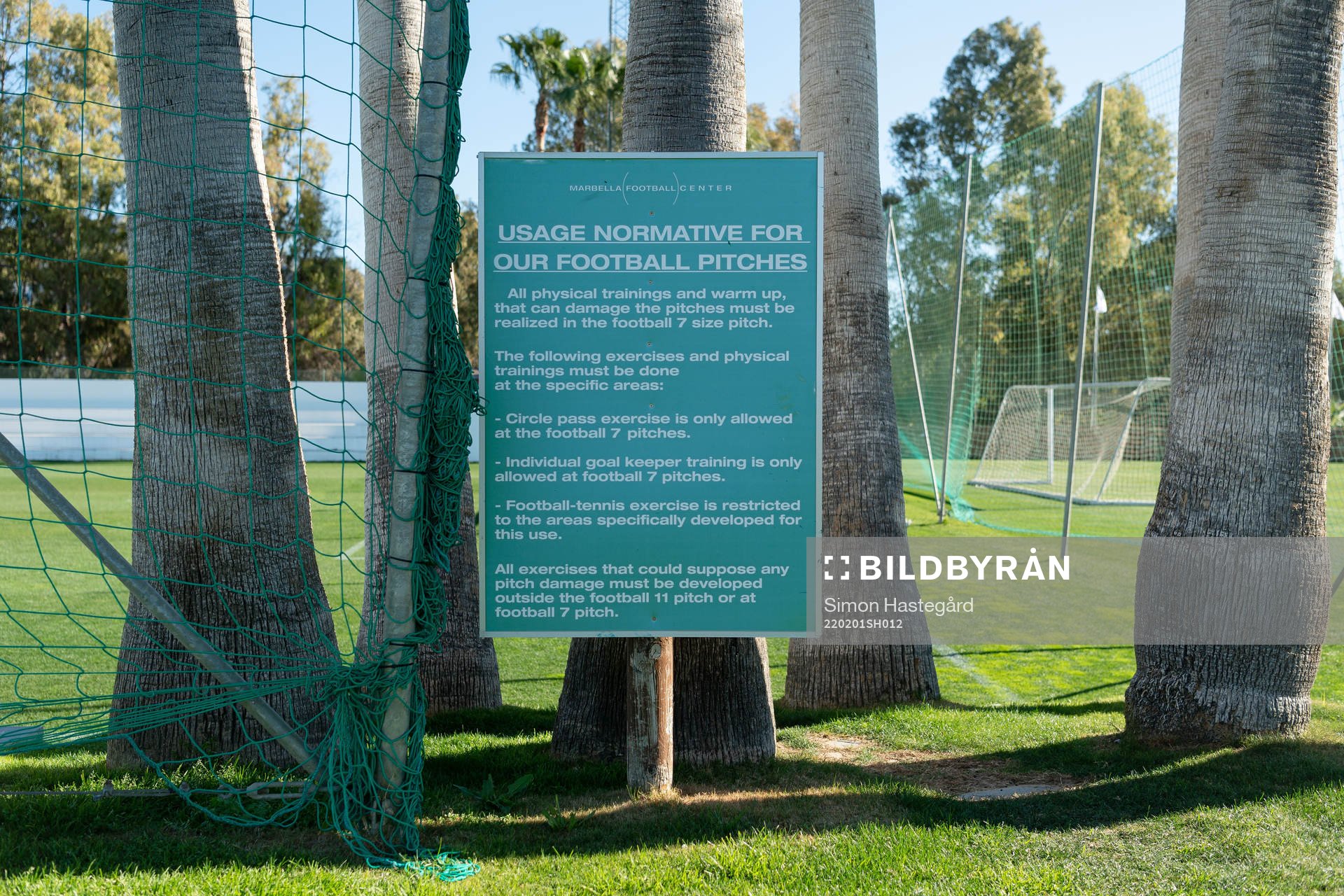 Skylt om förhållningsregler på Marbella Football Center