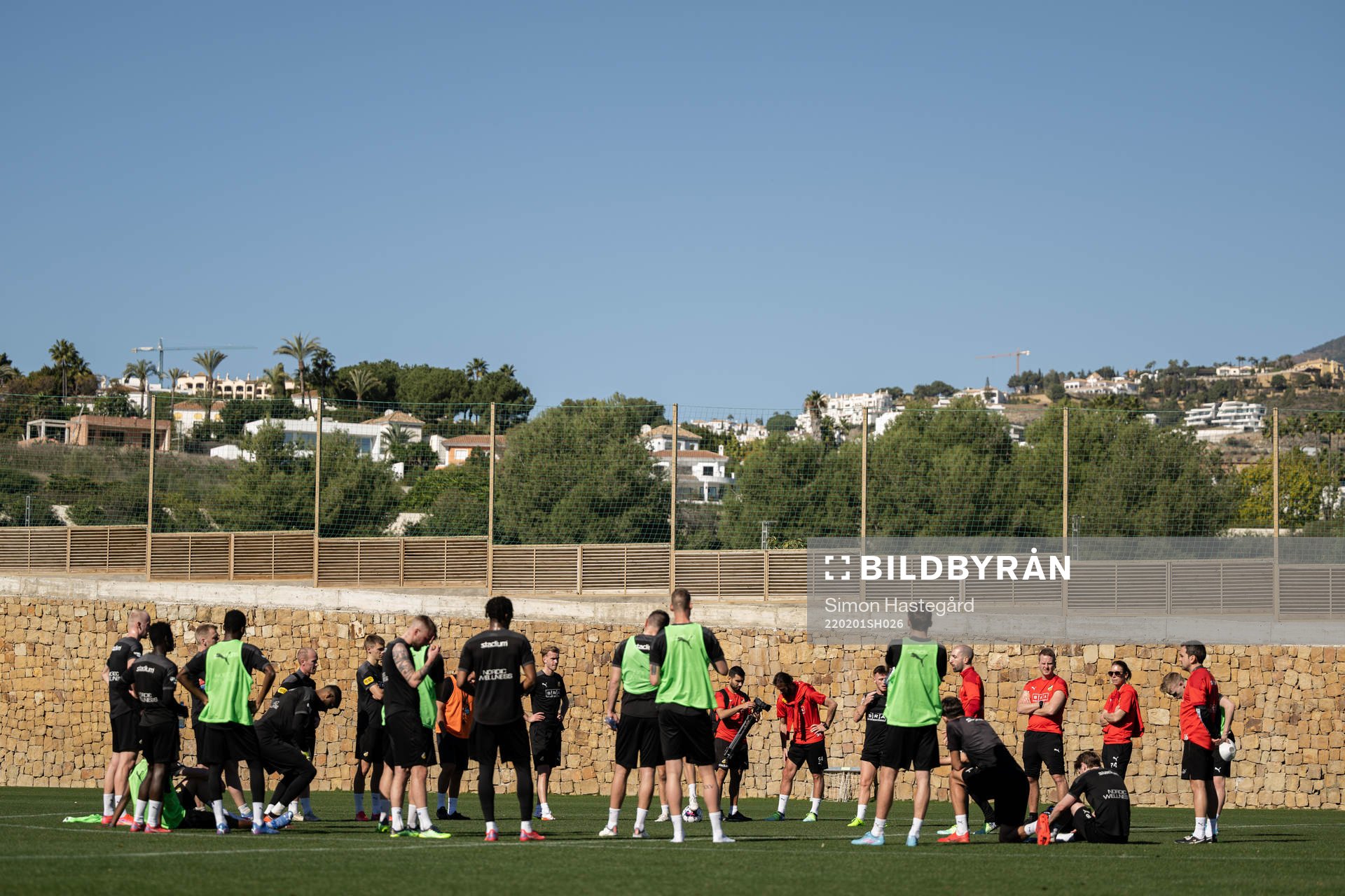Spelare och ledare samlade under en fotbollsträning med Häcken den 1 februari 2022 i Marbella. 