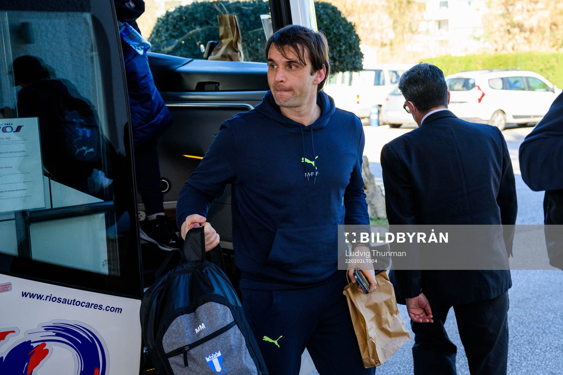 Tränare Milos Milojevic ankommer till hotellet