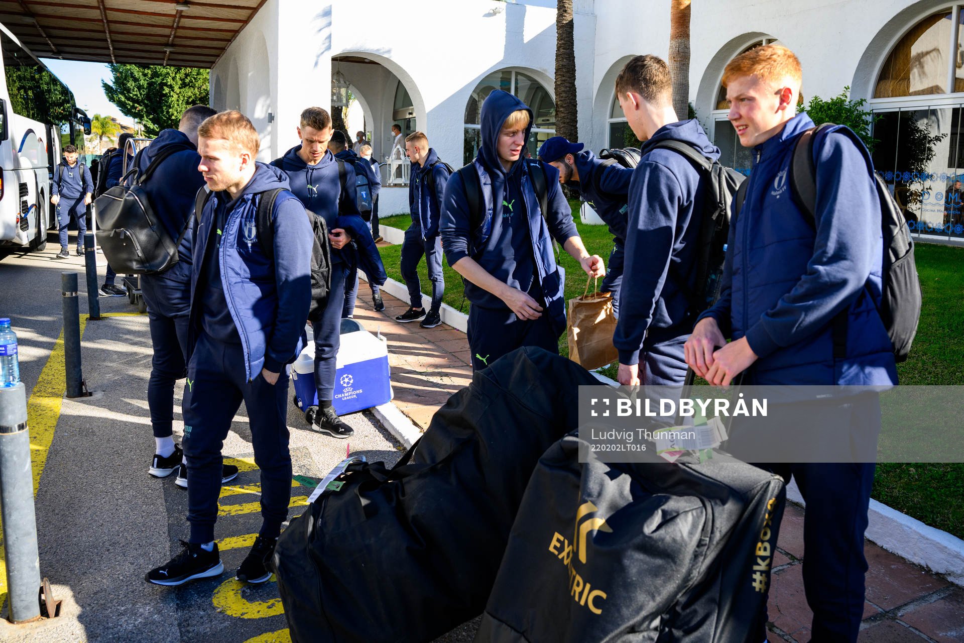 Oscar Lewicki väntar på bagage