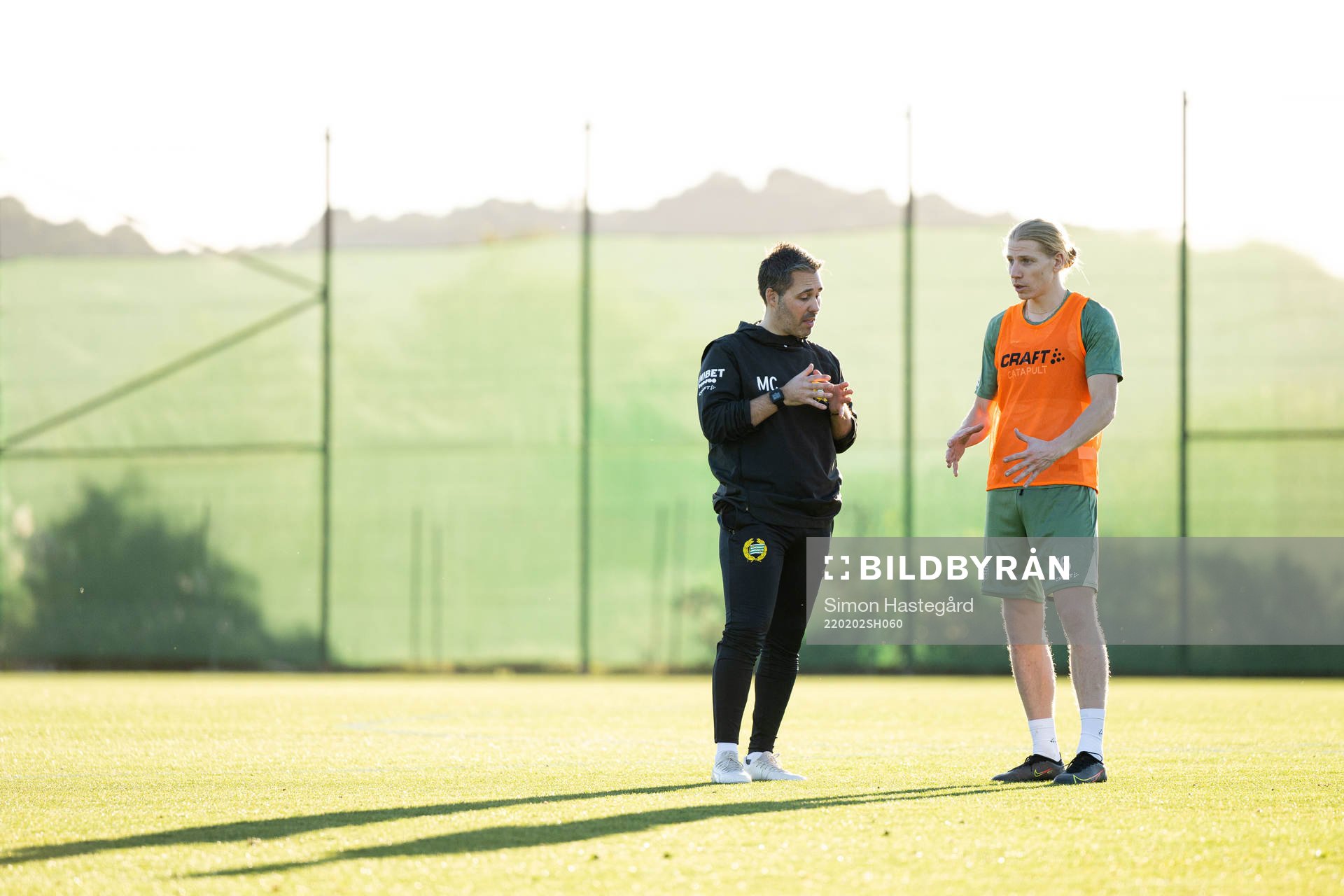 Hammarbys tränare Martí Cifuentes och Gustav Ludwigson under en fotbollsträning med Hammarby den 2 februari 2022 i Marbella. 